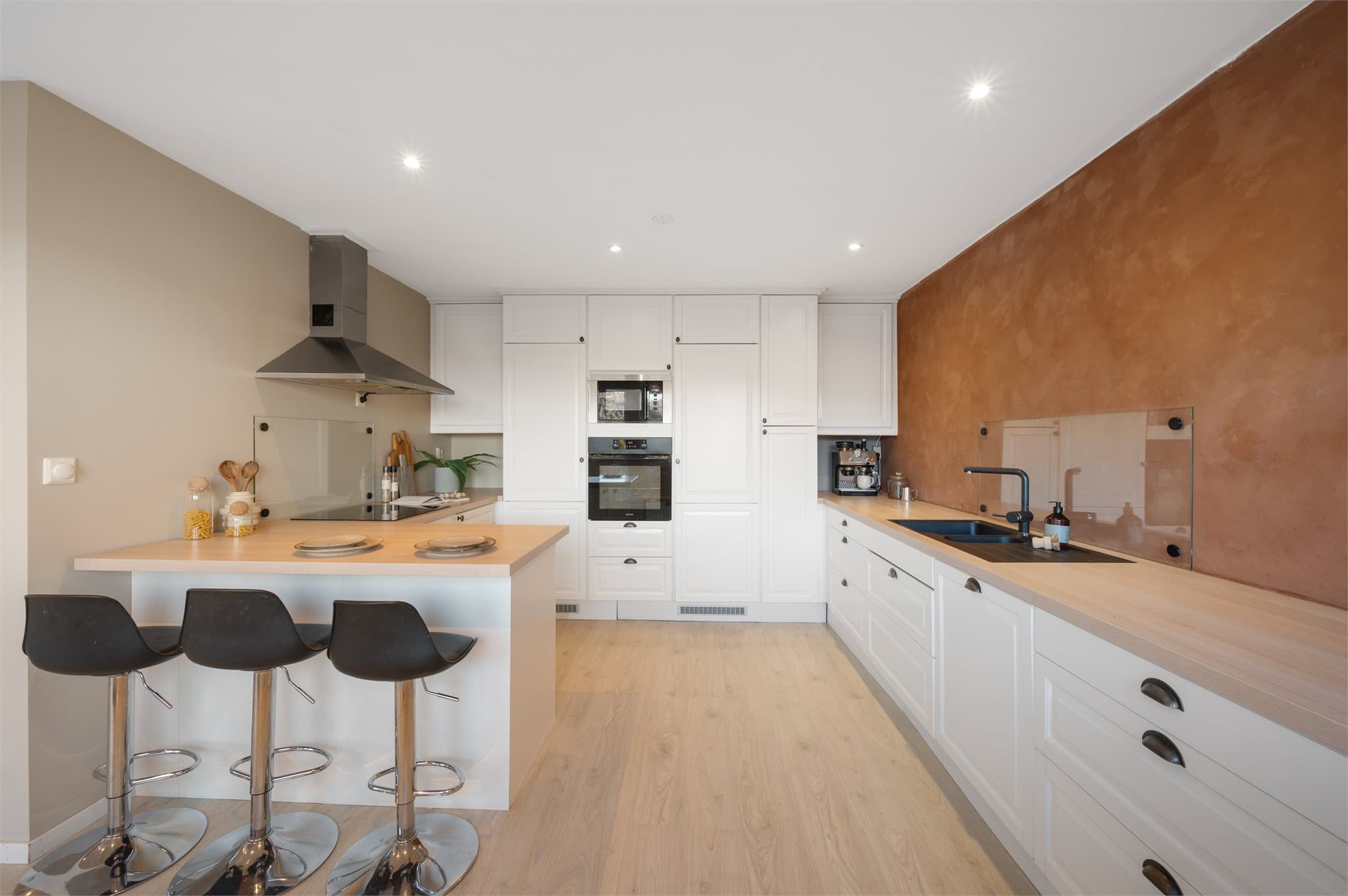 - Ny eier får gleden av integrert stekeovn, mikrobølgeovn, induksjonstopp, oppvaskmaskin, kjøleskap og fryseskap -