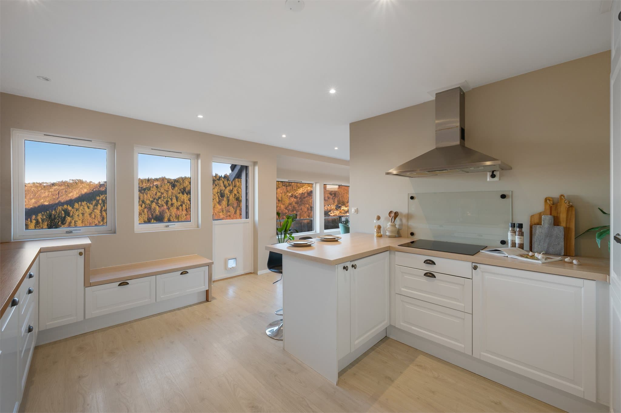 - Godt med skap- og benkeplass gjør matlagingen til en drøm -