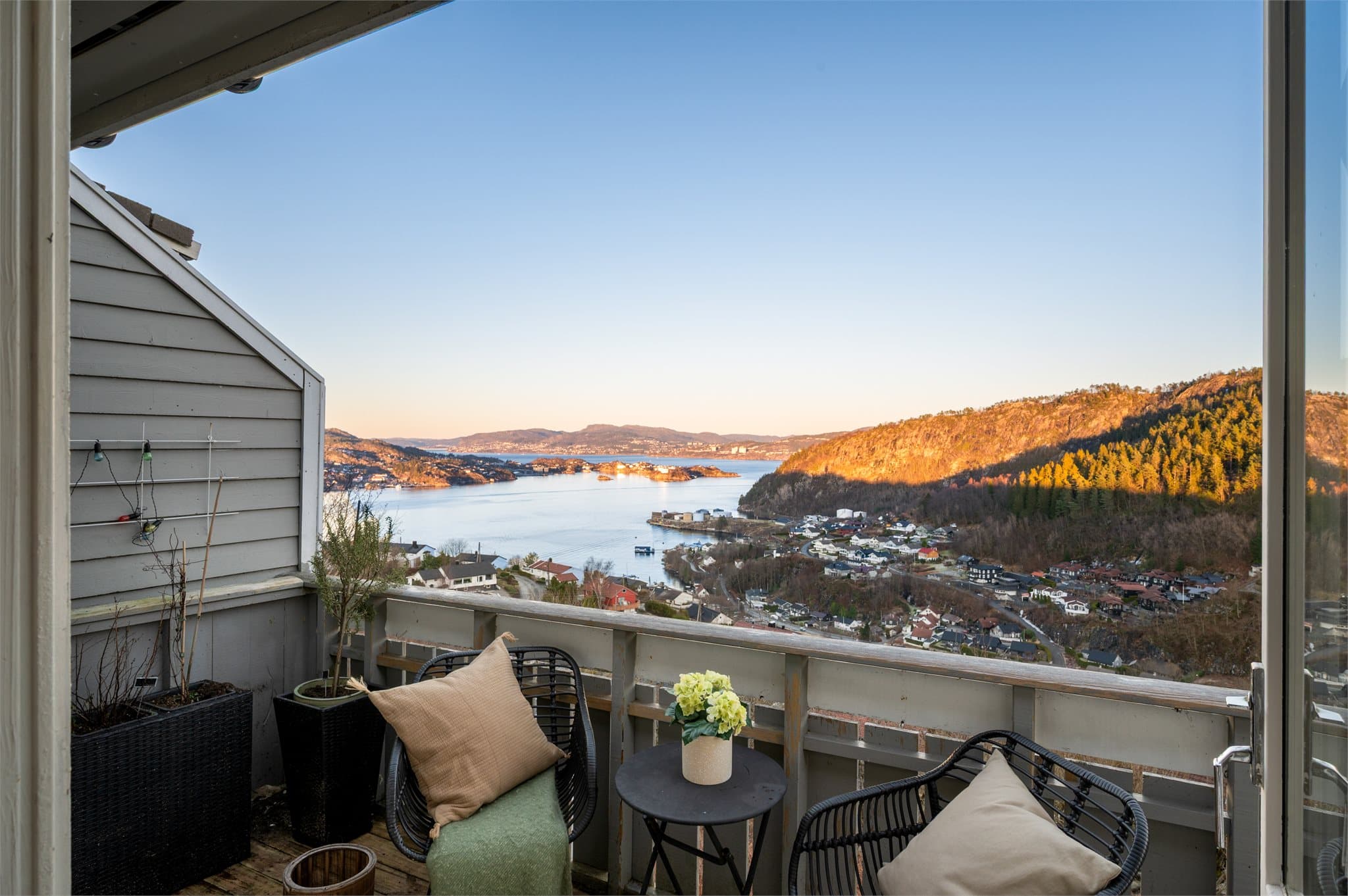 - Fra boligen er det en magisk utsikt mot sjø og natur -