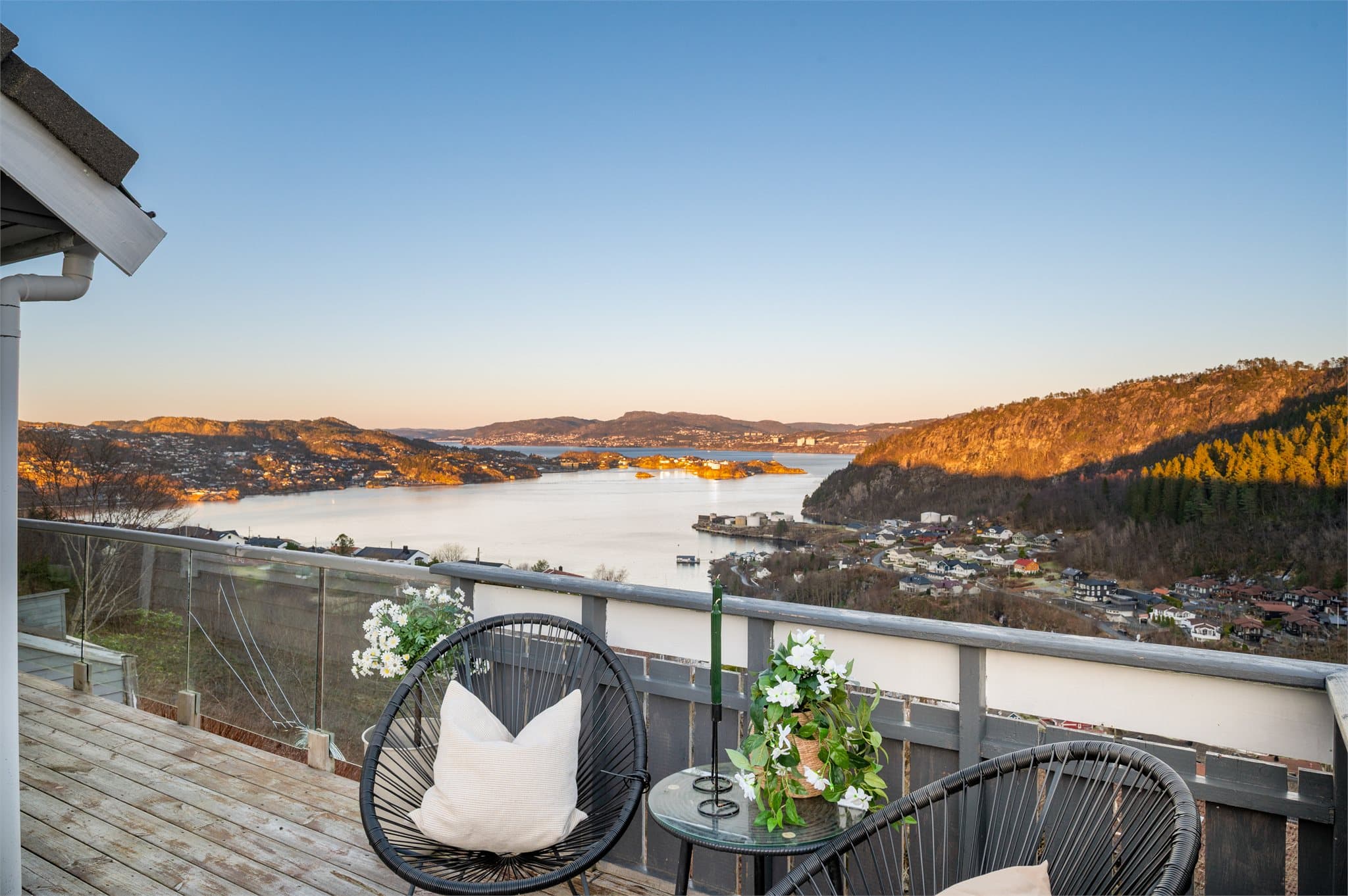 - Fra kjøkken og stue er det direkte adkomst til en nydelig terrasse som måler 44m² -