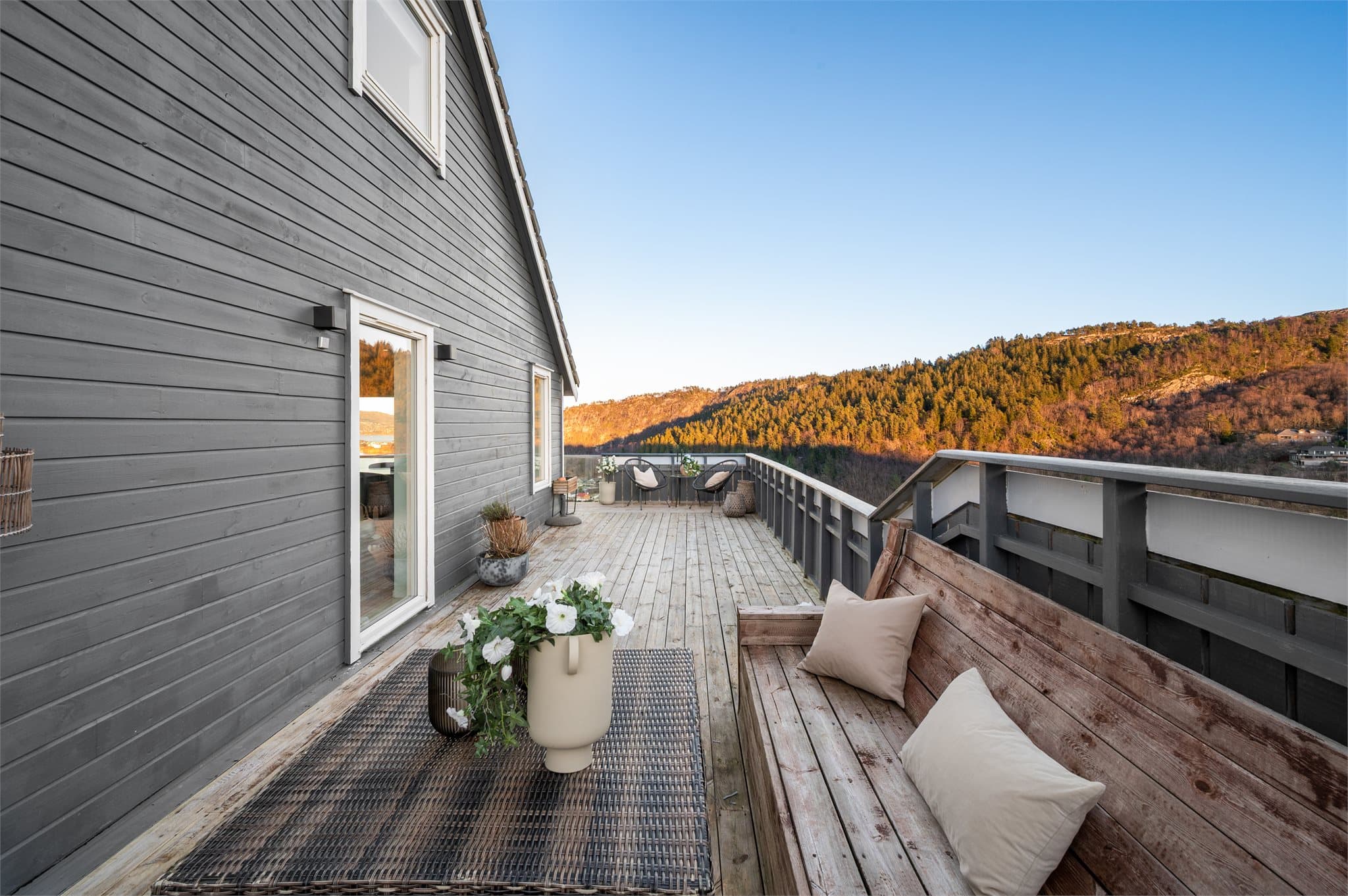 - Boligen går over 3 plan og har et totalt BRA-i på 151m² -