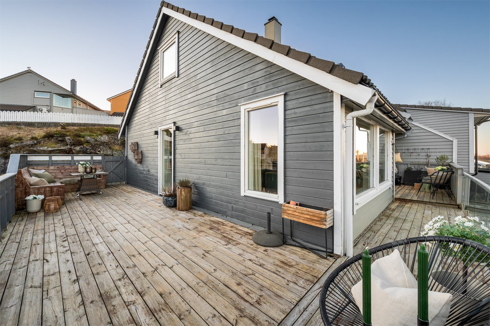 - Her er det god plass til ønsket utemøblement i ulike soner -