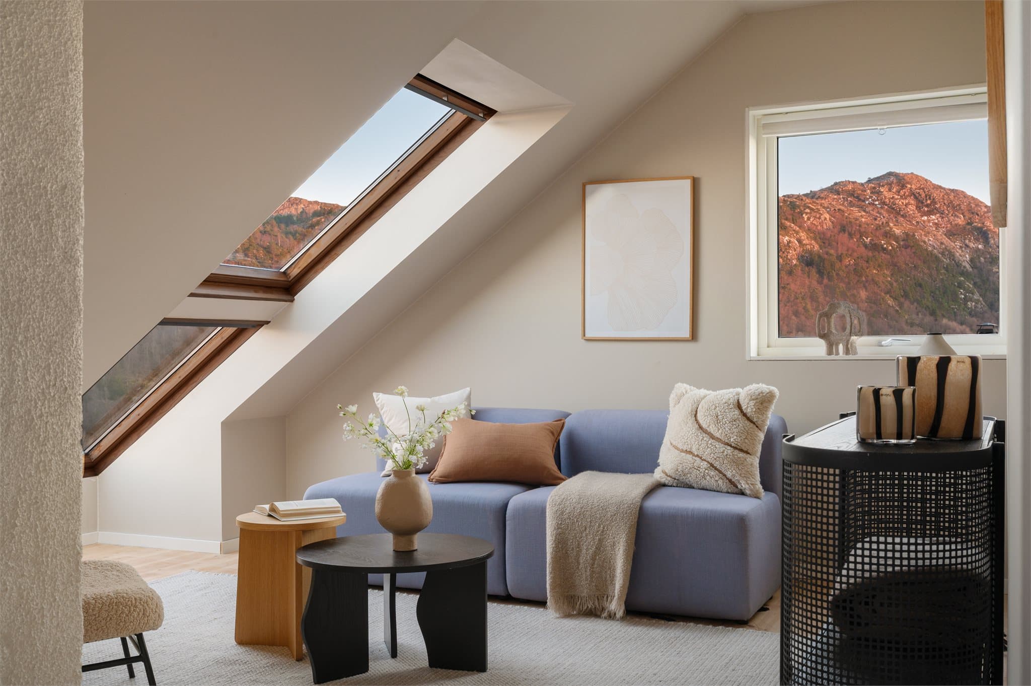 - Et lyst og trivelig oppholdsrom. Vegger og tak ble gipset i 2025 -