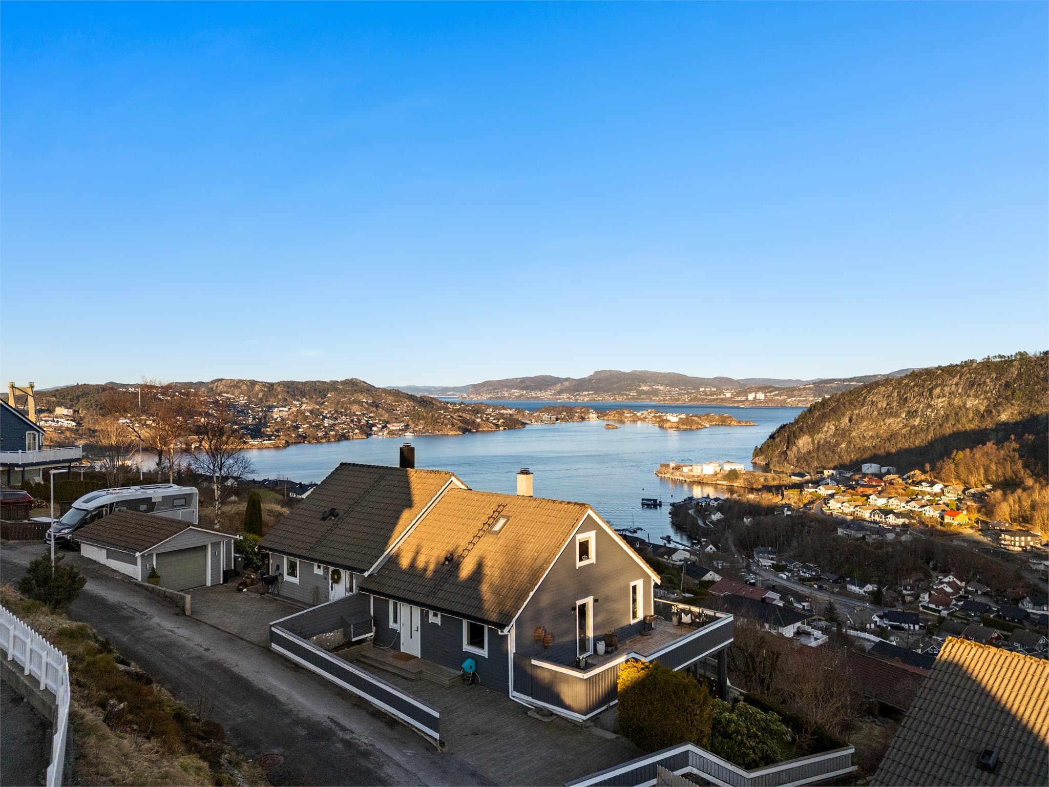 - Bosett deg i et barnevennlig område med alt du trenger av daglige servicetilbud i nærheten -