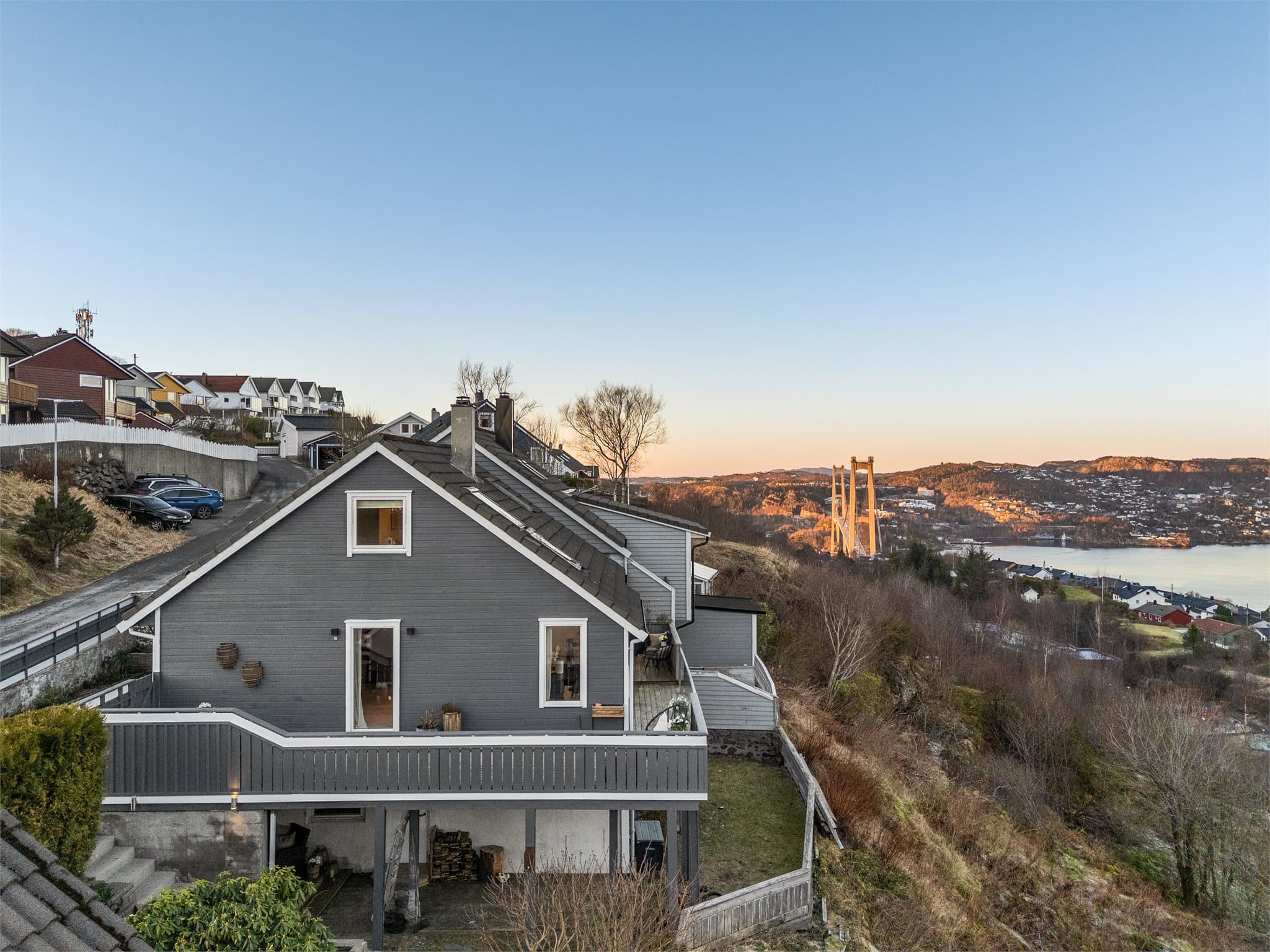 - Beliggenheten byr på svært flotte turmuligheter, som Kanadaskogen, Lyderhorn og Storavatnet -