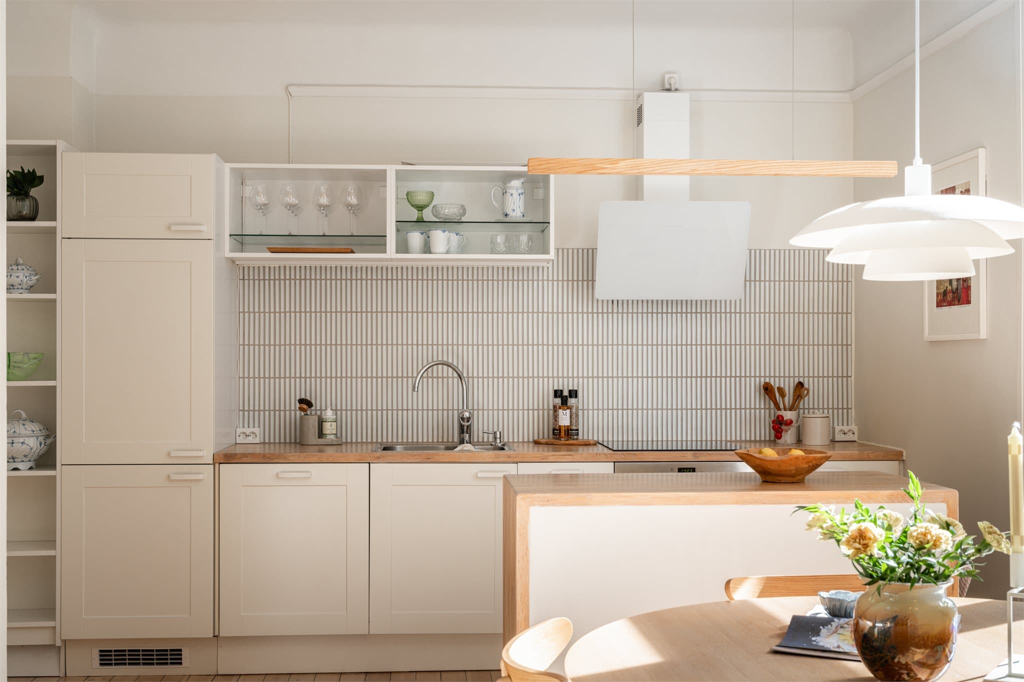 Et smakfullt kjøkken med integrerte hvitevarer som gir et ryddig inntrykk.