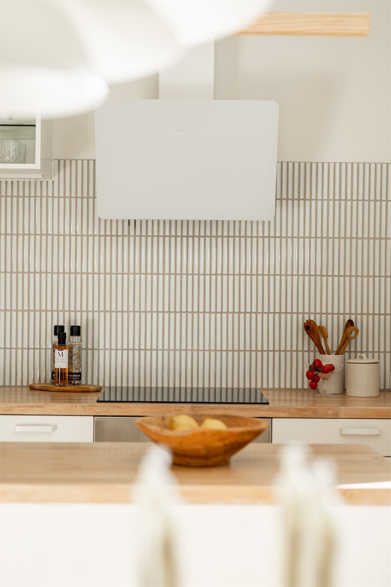 Det er lagt lekre italienske mosaikk fliser over benkeplaten som er lette å gjøre rent, samtidig som det gir et lekkert preg på kjøkkenet.