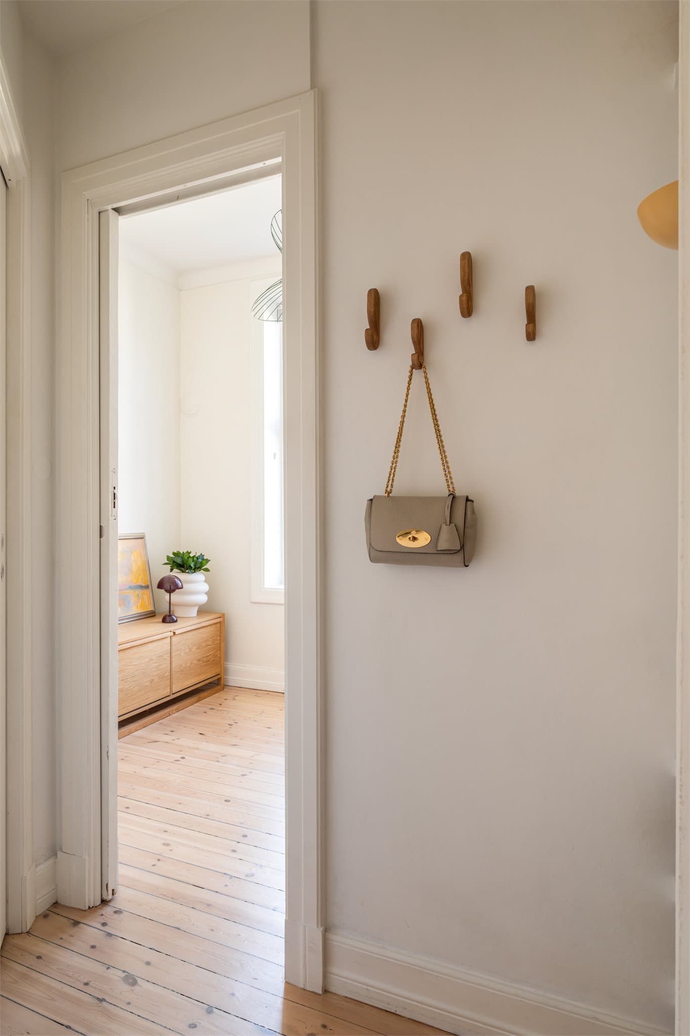 Boligen har en romslig gang med god plass til oppbevaring og direkte inngang til egen bod for oppbevaring av diverse.