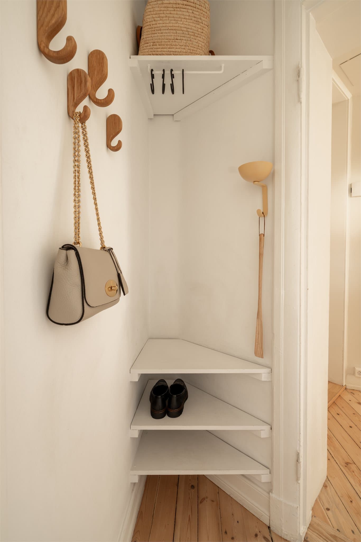 I tillegg har boligen plassbygde hyller gir god oppbevaringsplass for sko og yttertøy.