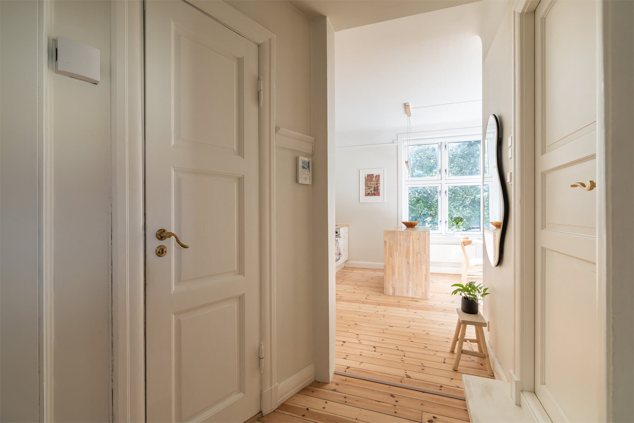 Den gjennomgående boligen får mye behagelig dagslys fra to sider.