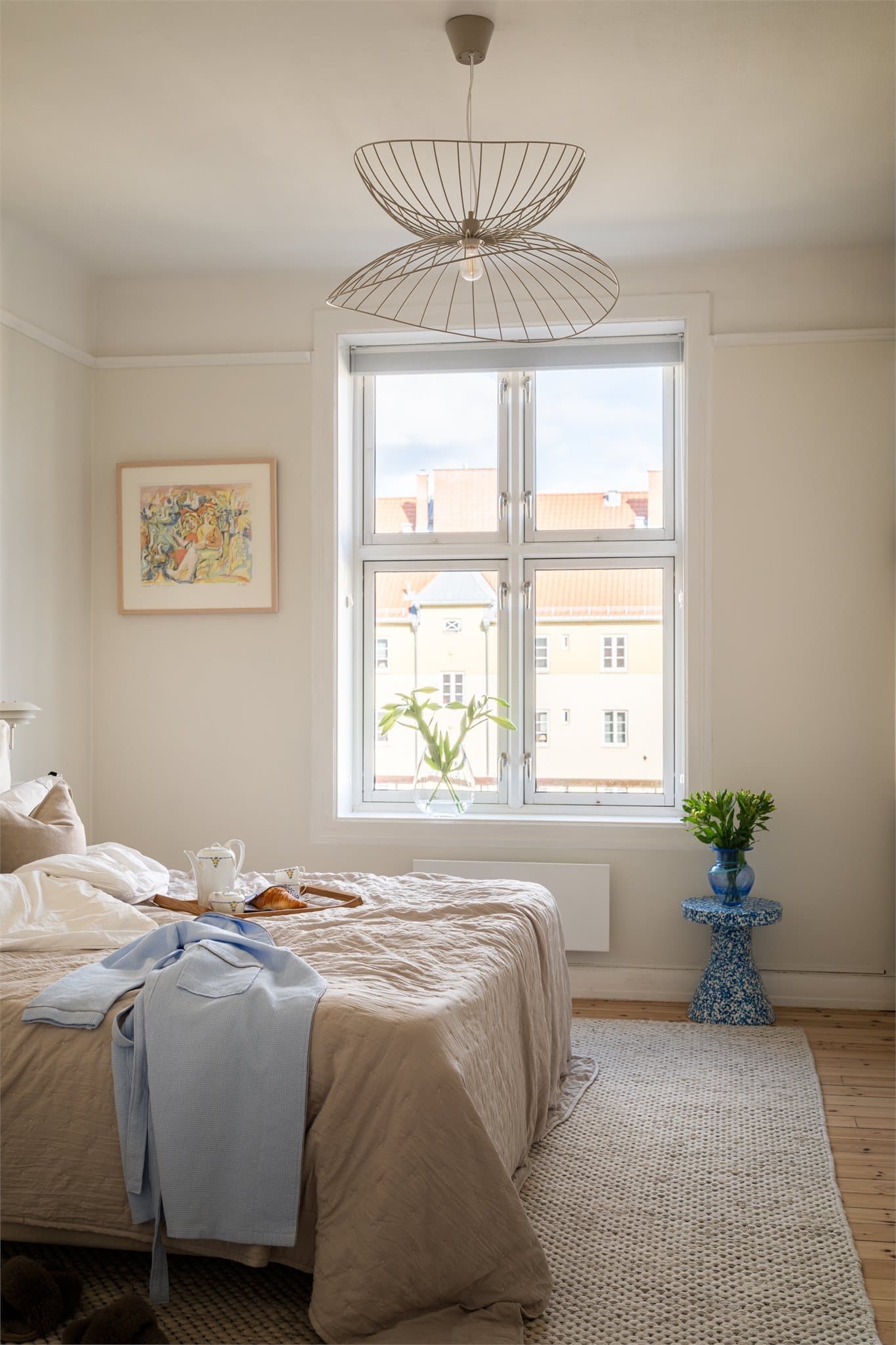 God takhøyde og store vindusflater gir mye lys.