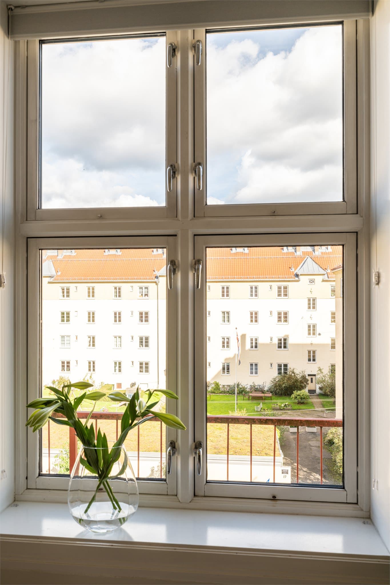 Soverommene har fin utsikt utover nabogårdene som ligger et godt stykke unna, så her får du godt med privatliv.