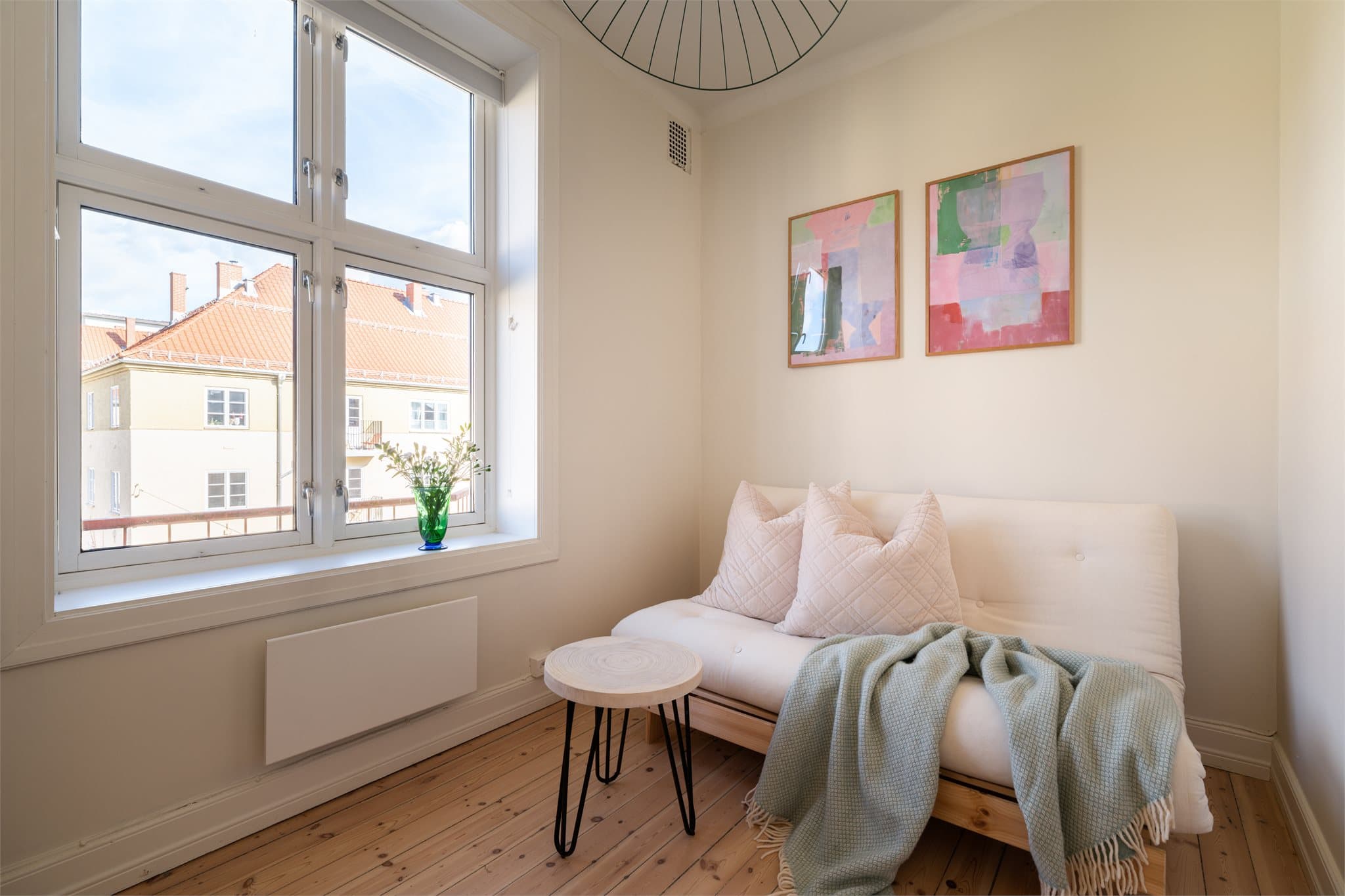 Leilighetens andre soverom egner seg godt som barnerom, gjesterom eller hjemmekontor.