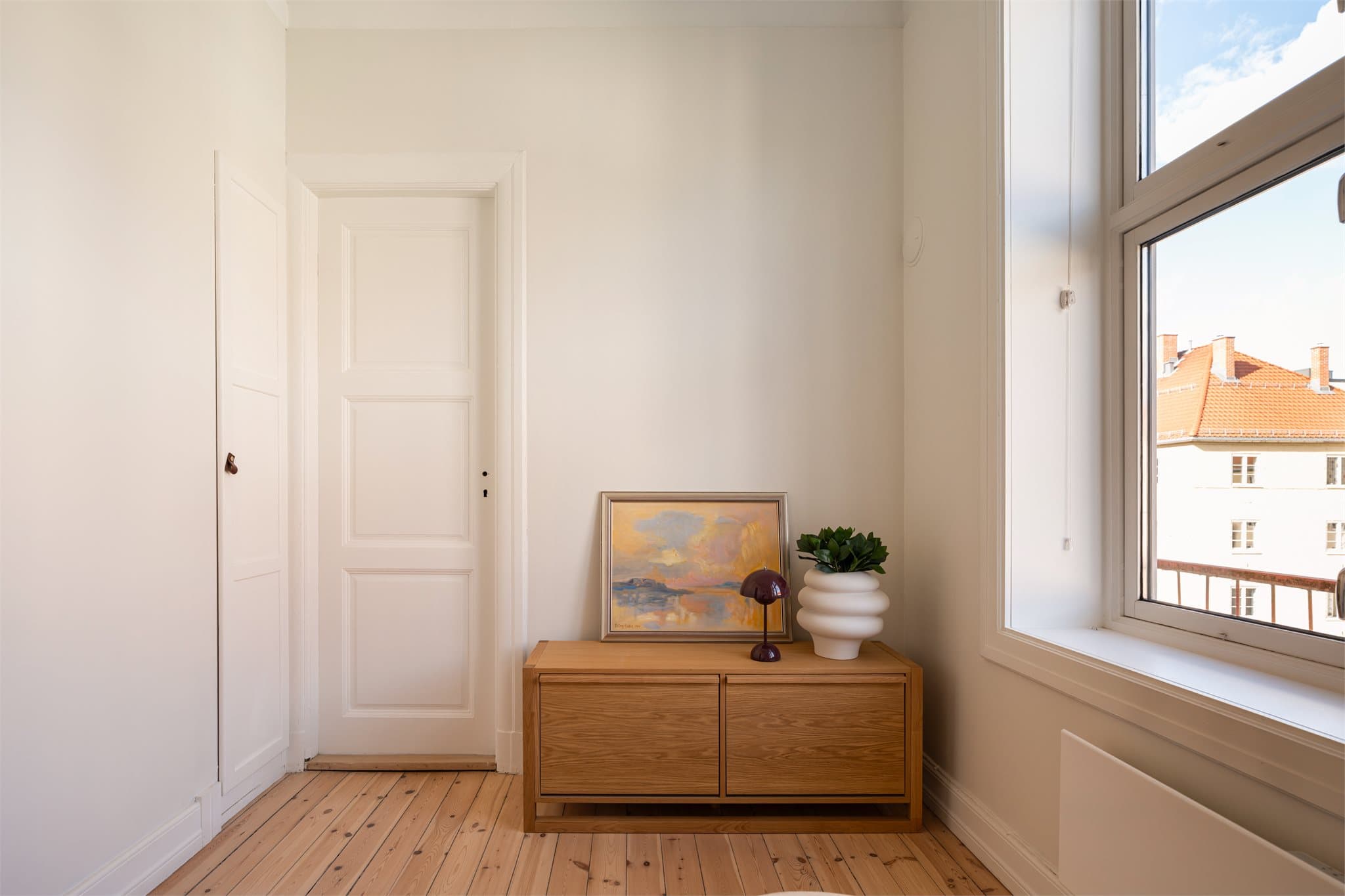 Rommet gir plass til ønsket møblement.