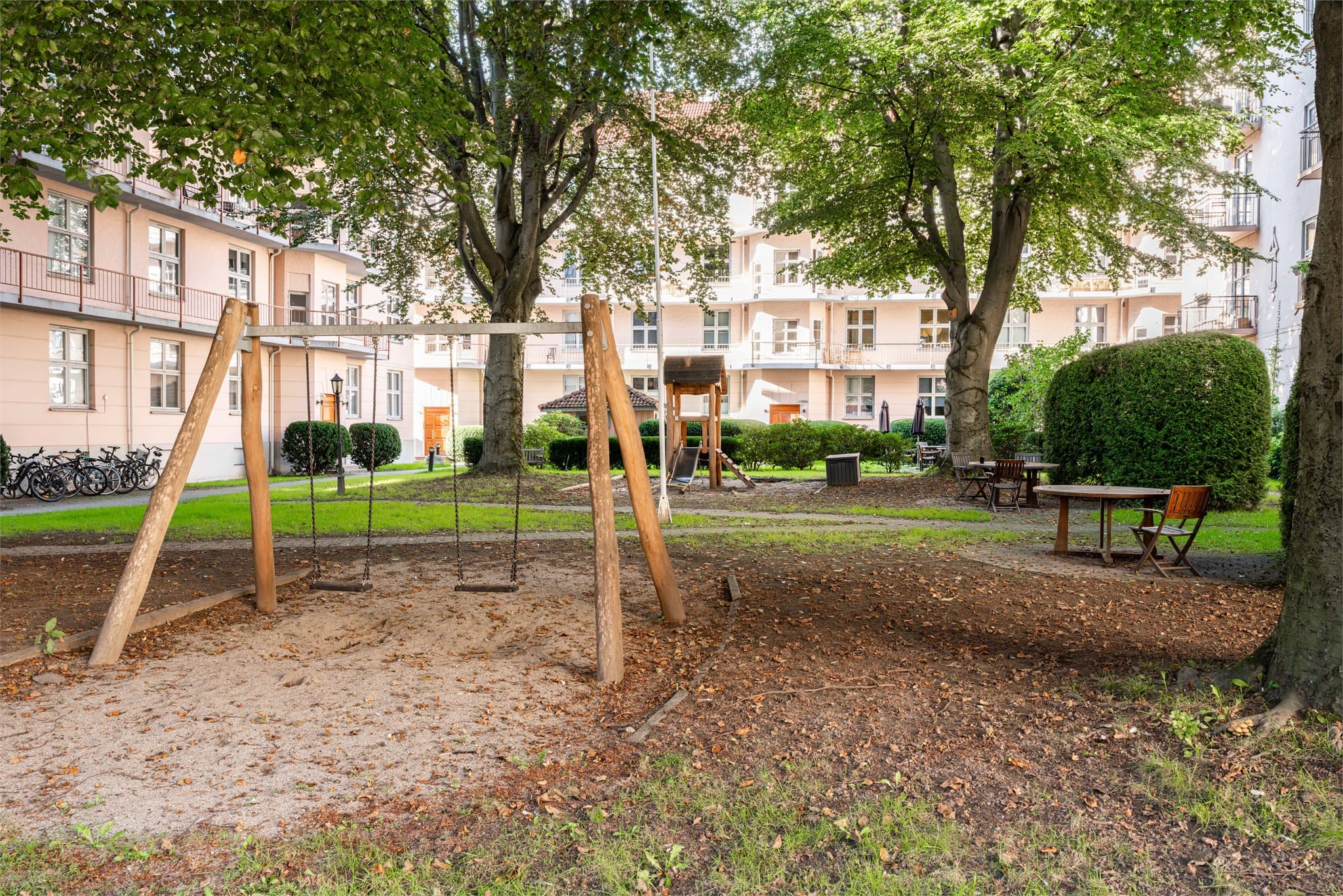 I bakgården finnes også en lekeplass, trygt og skjermet for de minste.