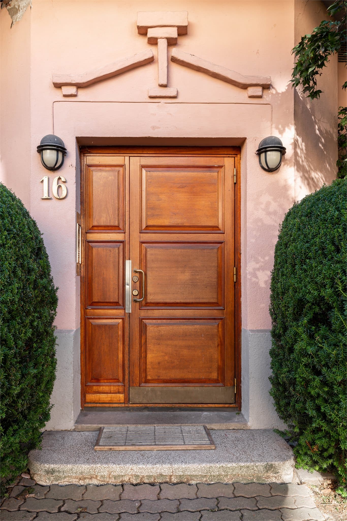 En representativ og klassisk inngang til bygården fra Hammerstads gate.