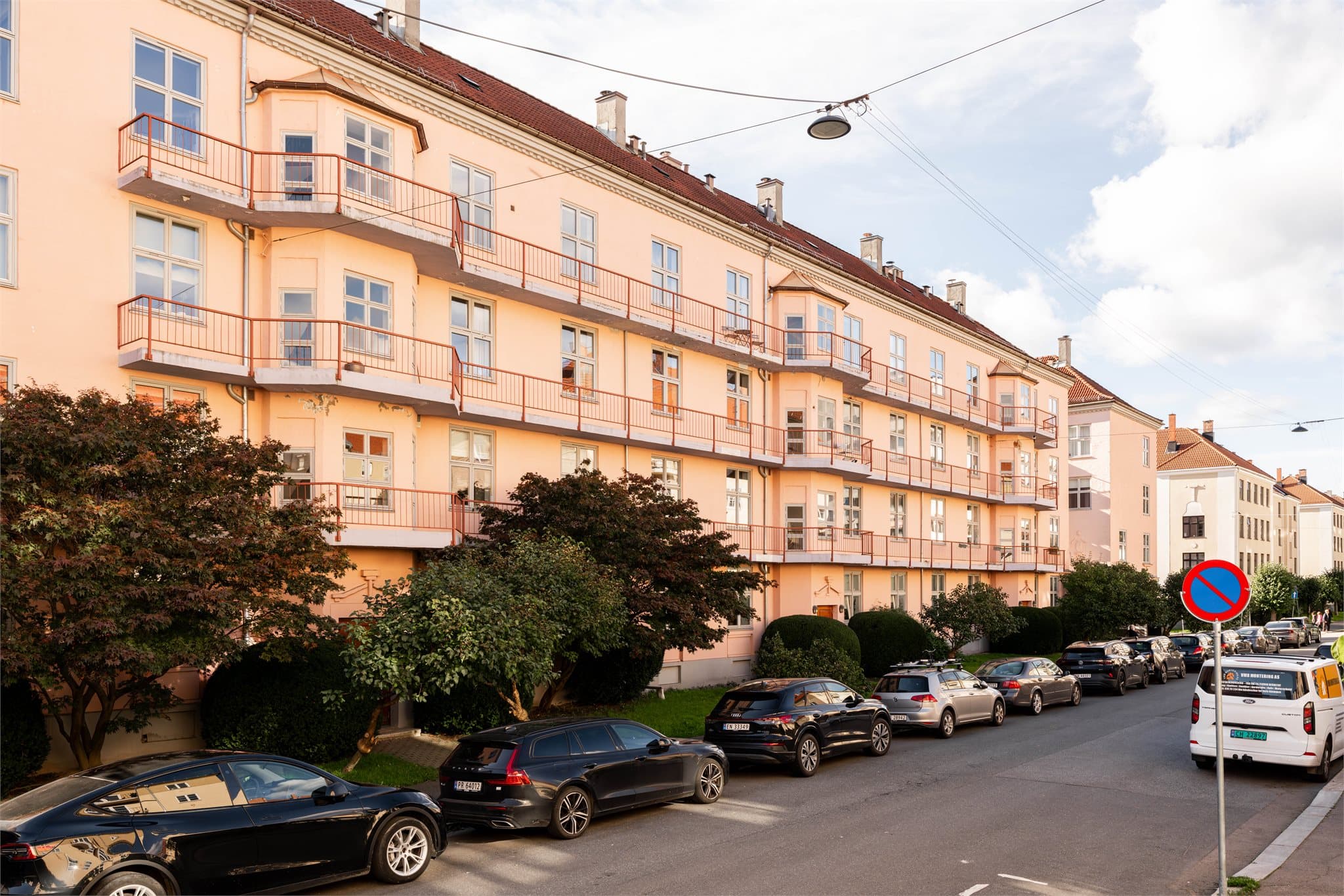 Det pågår nå en fasaderehabilitering, som de nåværende beboerne bekoster. Fargen på fasaden og rekkverket vil bli som i dag, men rekkverket bygges noe høyere i henhold til TEK17. Her kan man nyte morgenkaffen i solen allerede fra kl. 07.