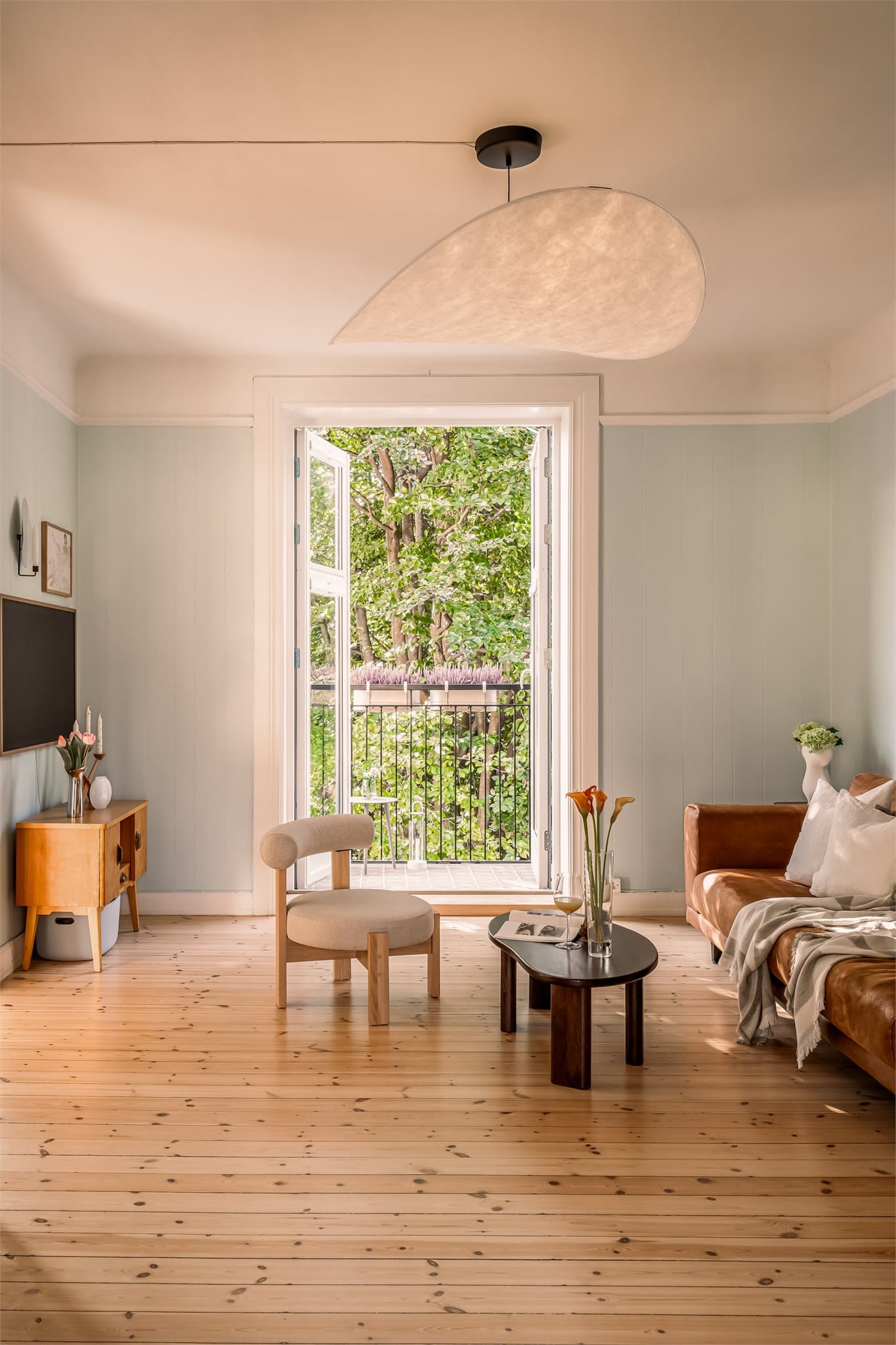 I 2024 ble boligen gjennomgående malt opp i delikate farger samt at tregulvet ble slipt, så her kan du flytte rett inn.