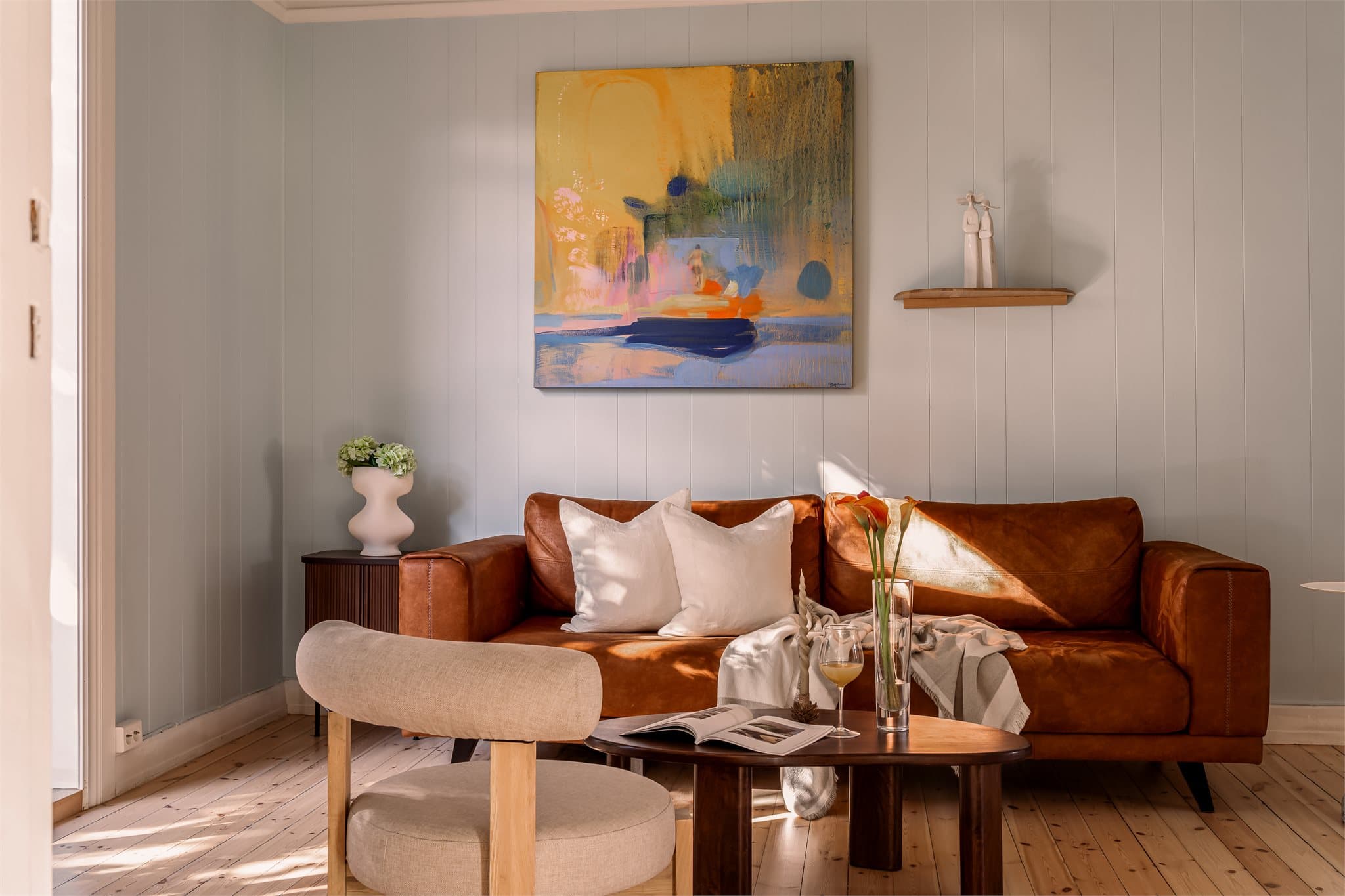 Boligen har en romslig stue med god plass til stor sofa og tilhørende møbler.