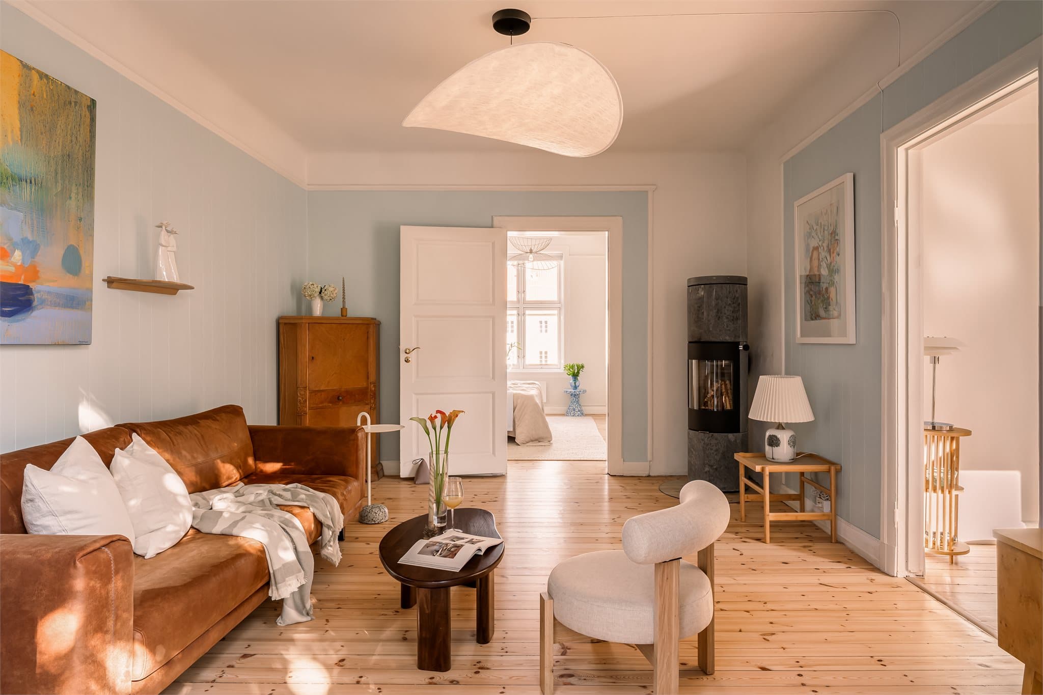 I stuen er det en flott klebersteinsovn som er spesielt kjent for sin evne til å lagre varme lenge og avgi jevn varme over tid.