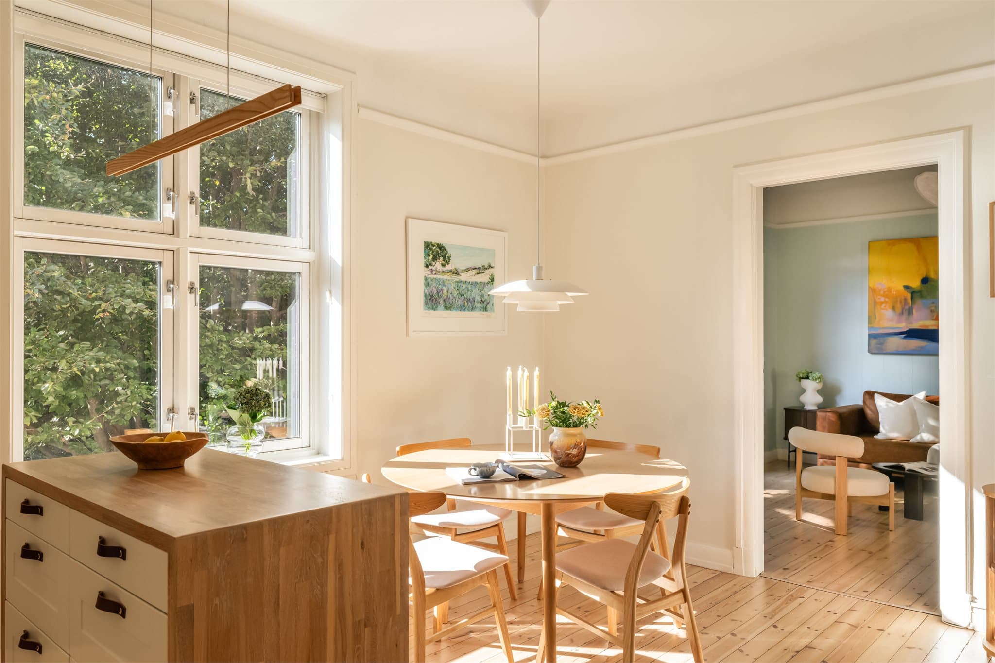 Dette er en rålekker og klassisk 3-roms bygårdsleilighet med god takhøyde og originale tregulv.