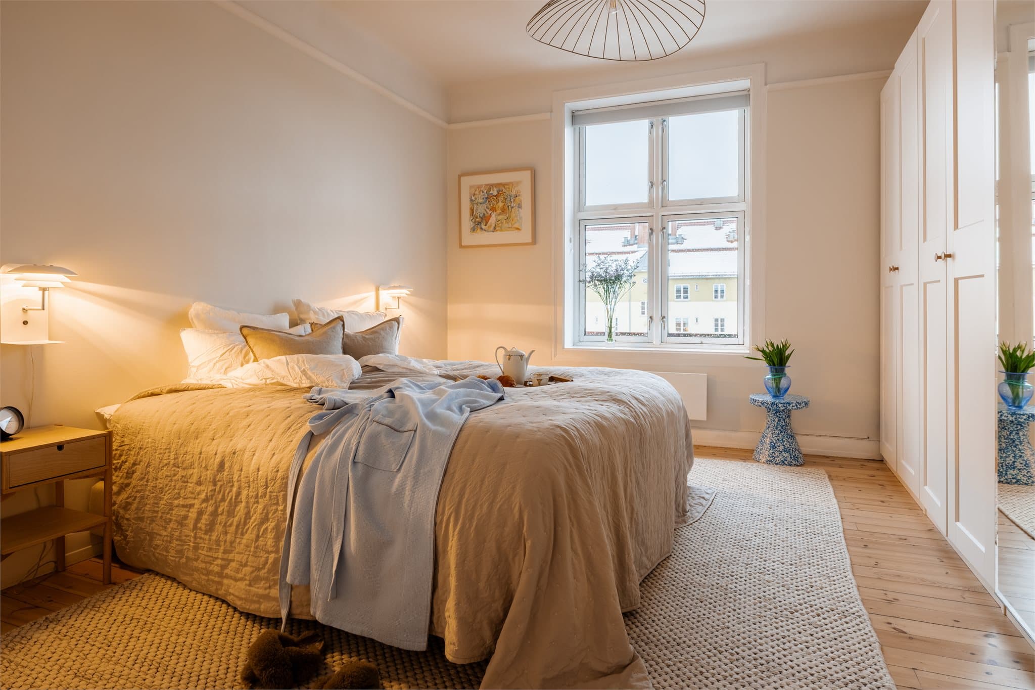 Boligen har et romslig hovedsoverom med god plass til stor dobbeltseng.