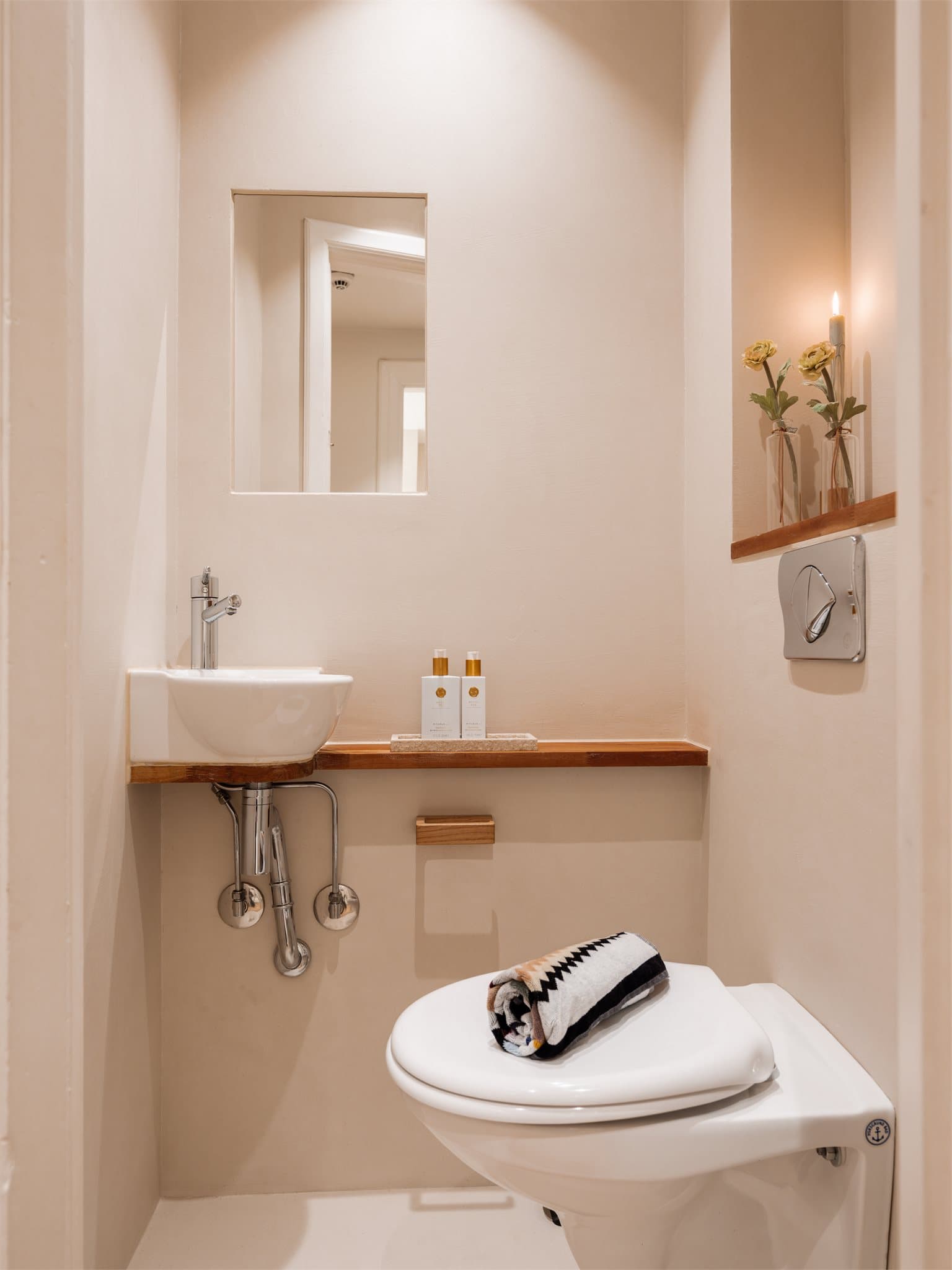 Leiligheten har separat bad og wc. Her er det også oppgradert med en delikat farge i mikrosement.