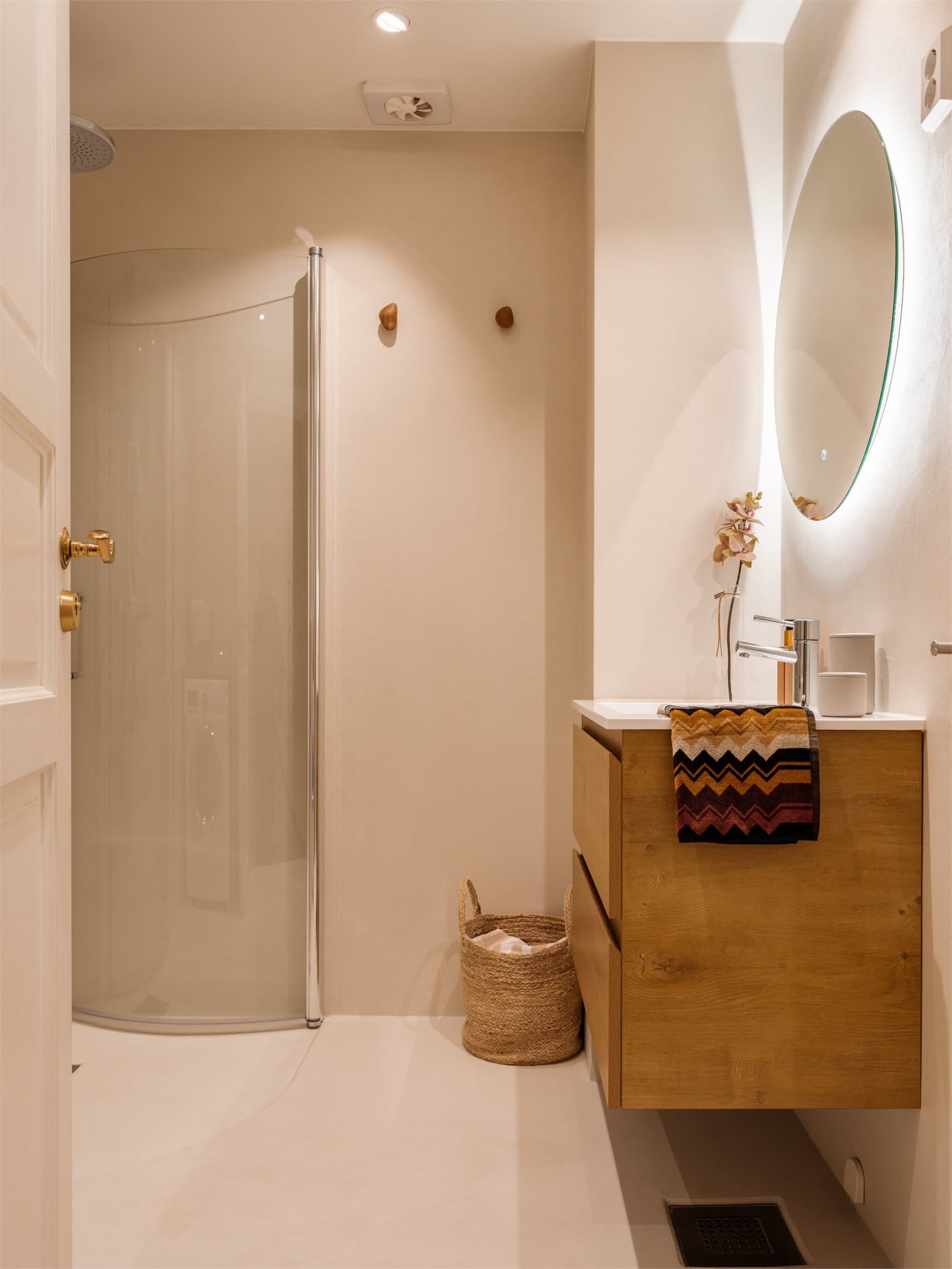 Badet ble oppgradert i 2025/2026 og fremstår i dag moderne og delikat, med mikrosement på vegger og gulv, samt behagelig elektrisk gulvvarme.