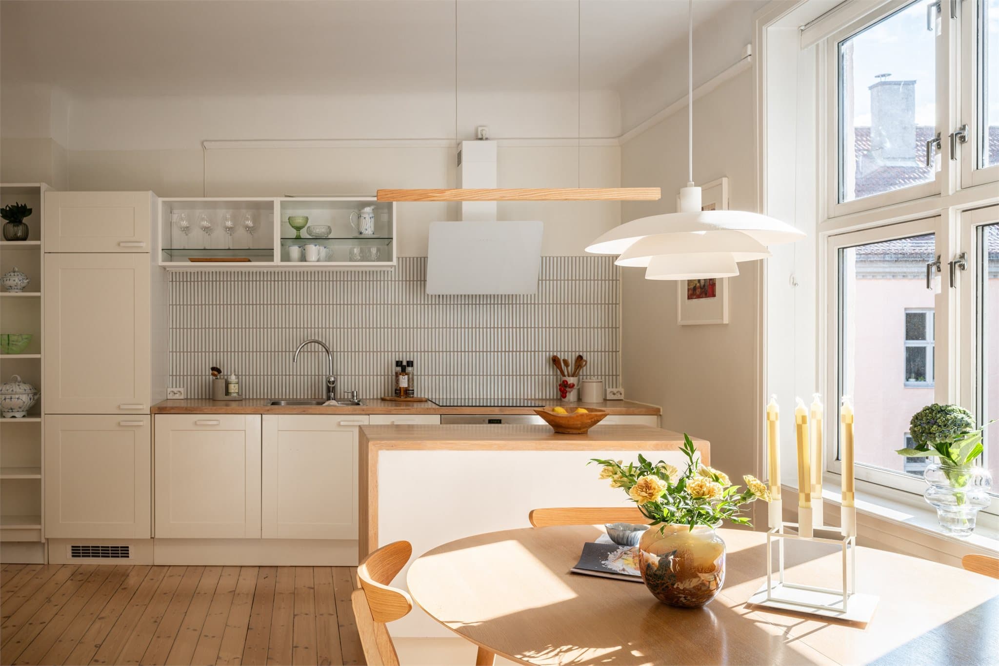 Kjøkkenet er lyst og romslig med mye skap- og benkeplass for oppbevaring.