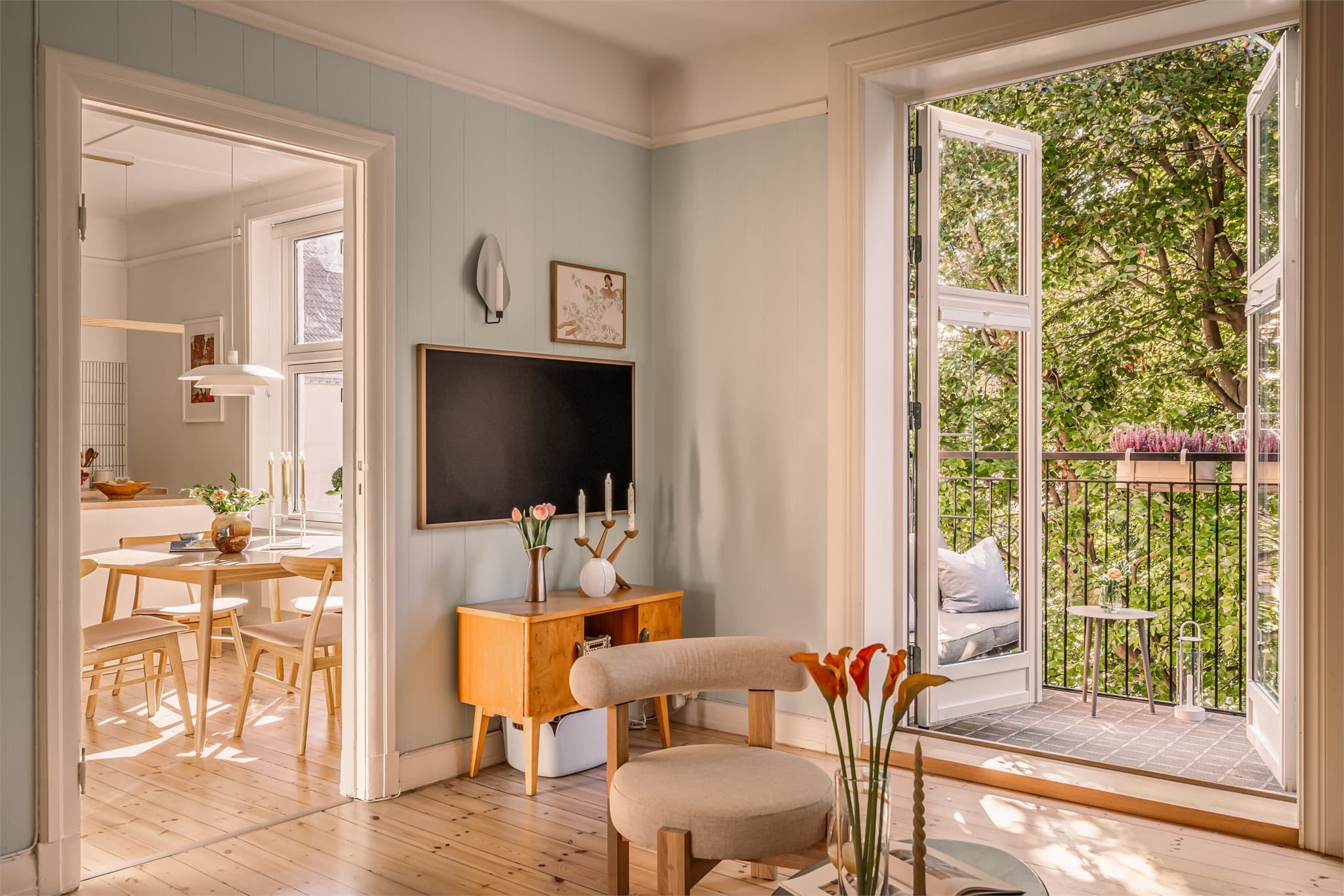 Boligen ligger høyt og fritt med fin utsikt på begge sider av bygget og lite/ingen innsyn, så her bor du fint/privat.