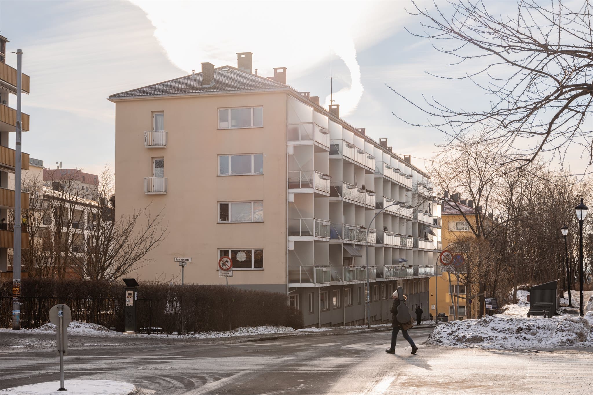 Ole Bulls gate 23A har en attraktiv beliggenhet på Torshov, i et rolig og tilbaketrukket boligområde med kort vei til byens mange tilbud.