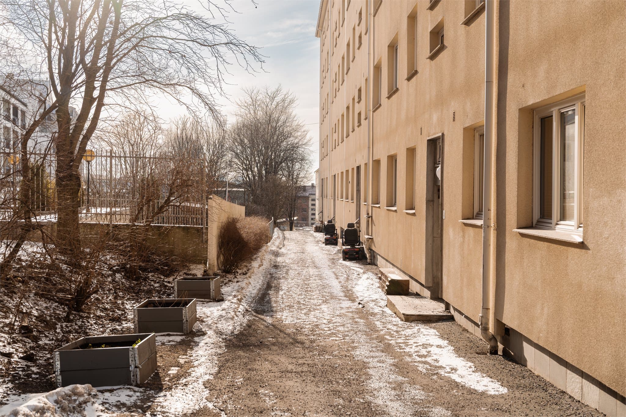 Inngangspartiet er på baksiden av bygget.