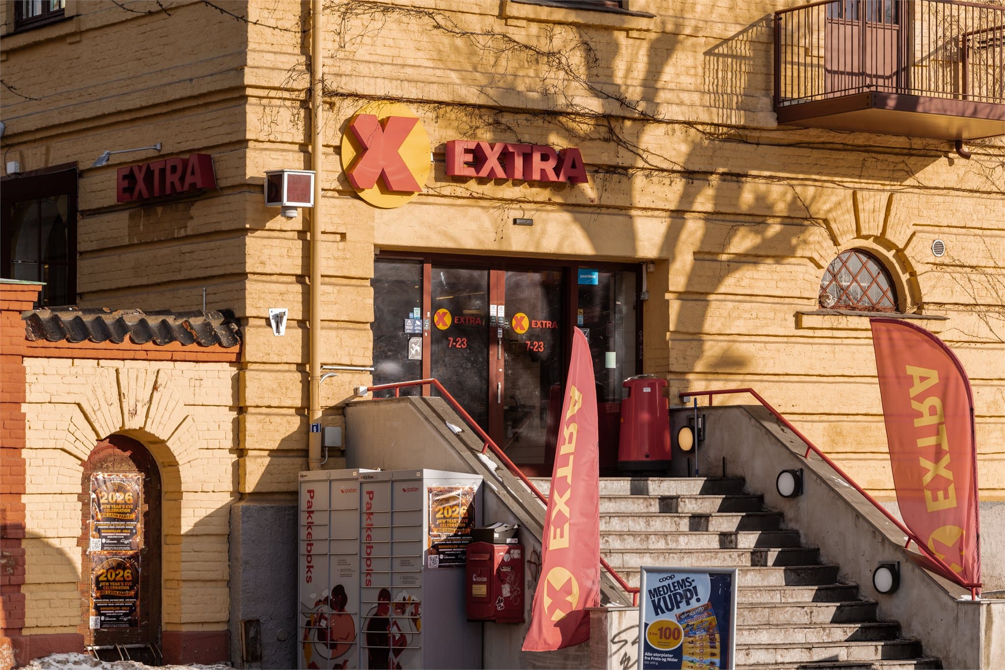 Dagligvarehandelen er enkel med Coop Extra kun ca. hundre meter fra boligen.