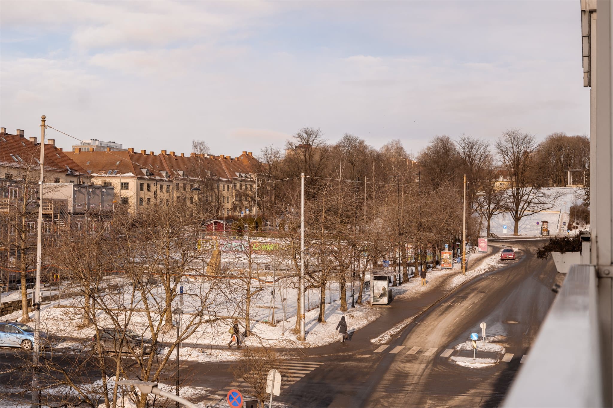 Fra leiligheten har du utsyn mot eksempelvis Torshovparken og Lilleborg-banene med bl.a. sandvolleyball.