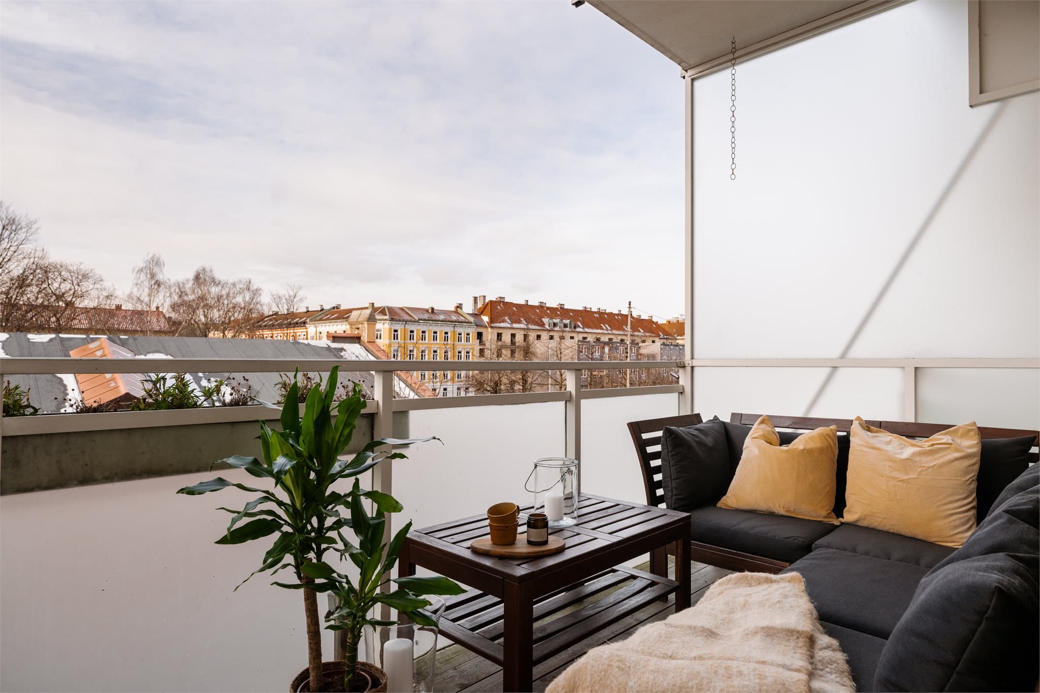 Her er det god plass til utemøbler. Gulvet på balkongen ble fornyet i 2020.