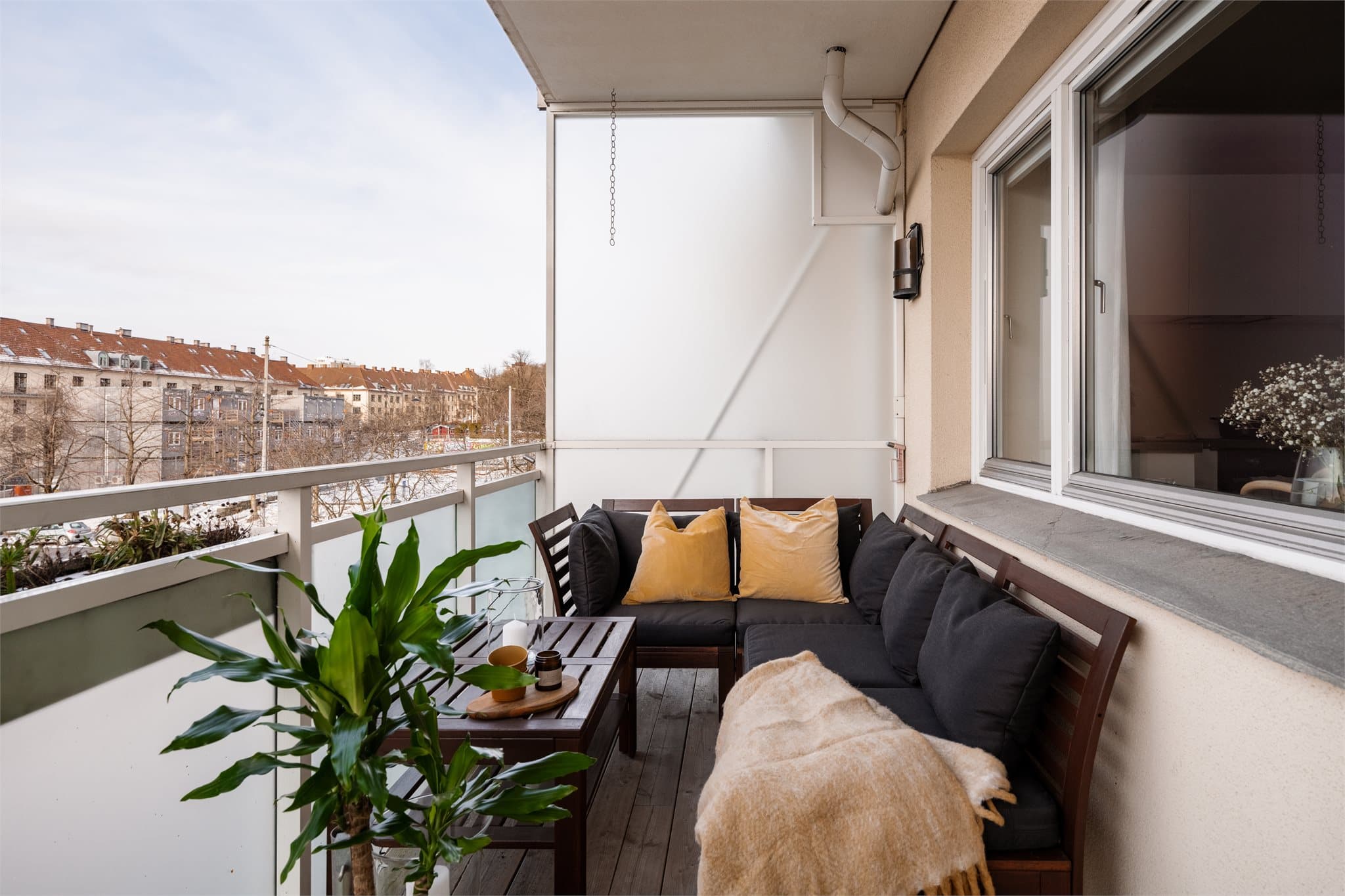 Fra stuen er det utgang til en romslig og vestvendt balkong på ca. 7 m² med god plass til utemøbler.