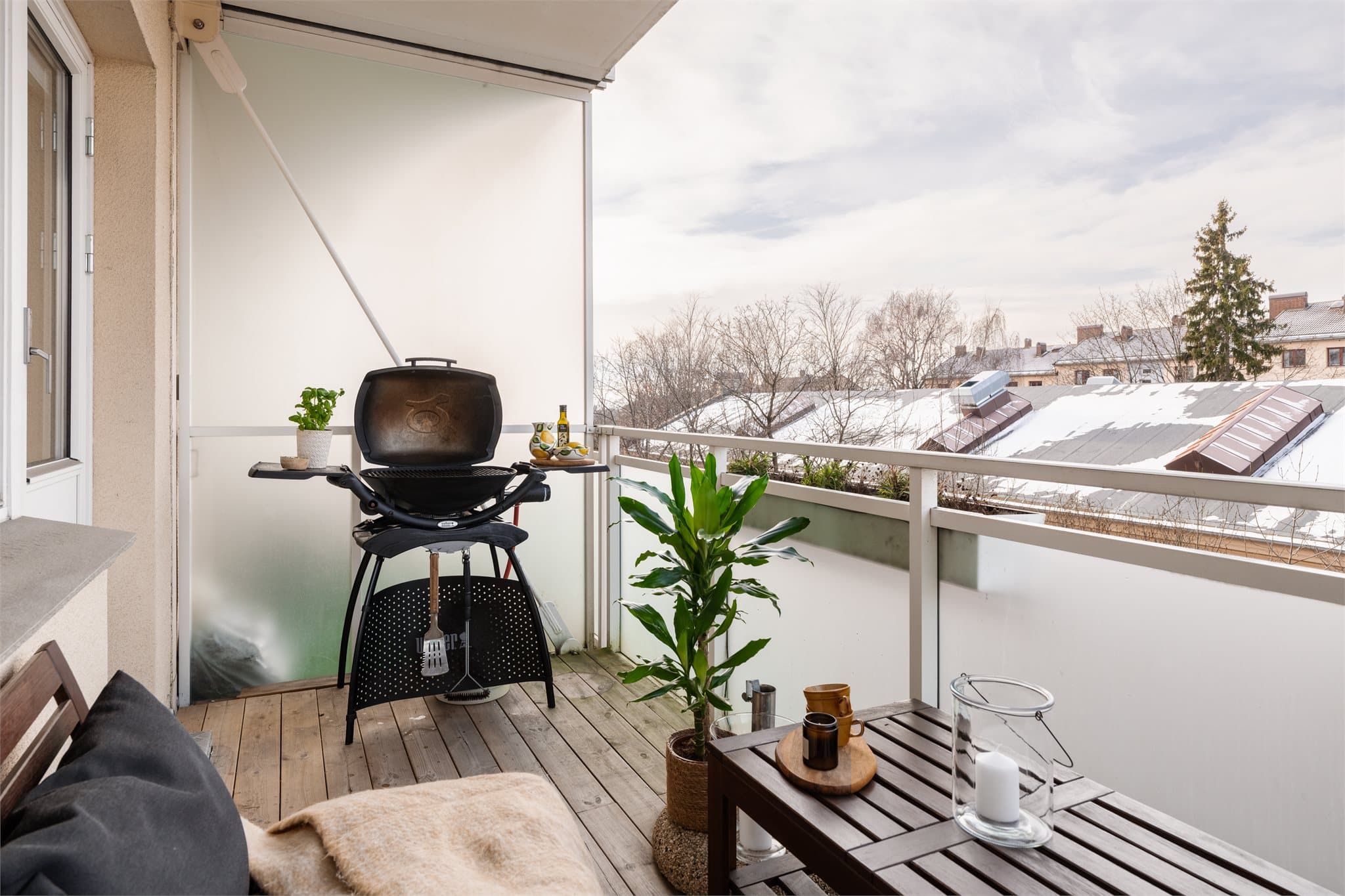 Det er tillatt med elektrisk grill eller gassgrill på balkongen.