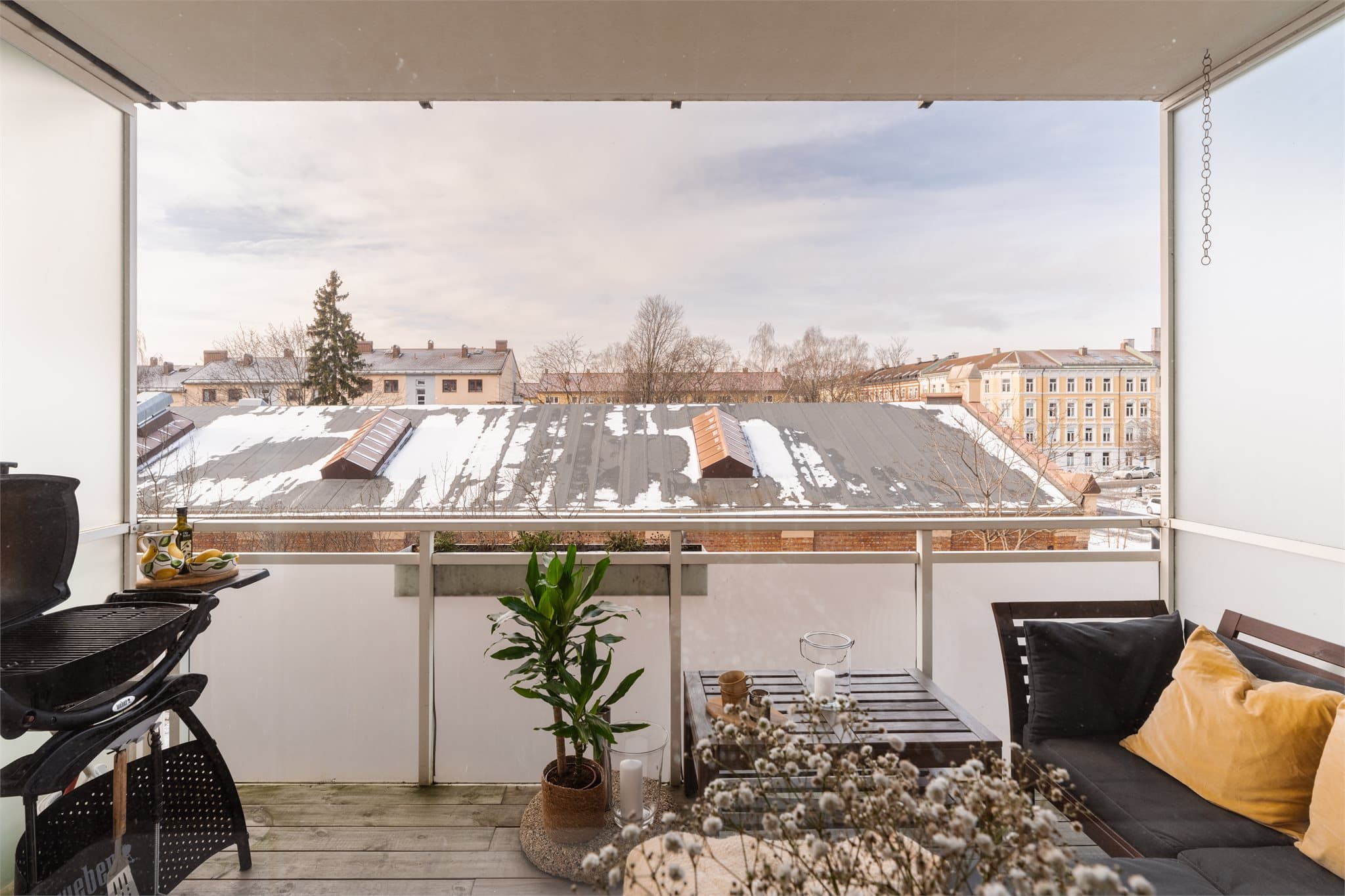 Balkongen fungerer som en fin forlengelse av oppholdsrommet på varme dager.