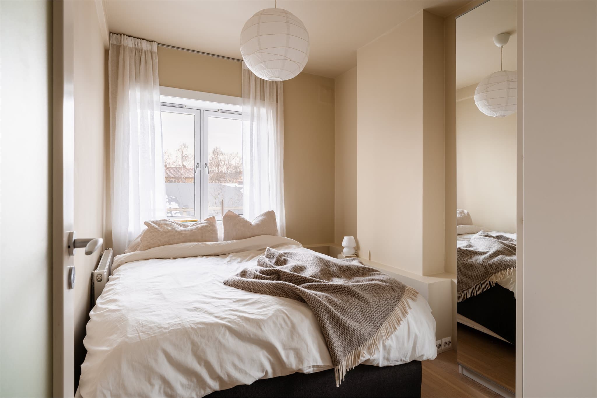 Leiligheten har et flott soverom av god størrelse med plass til seng samt ønsket nattbords- og garderobeløsning.