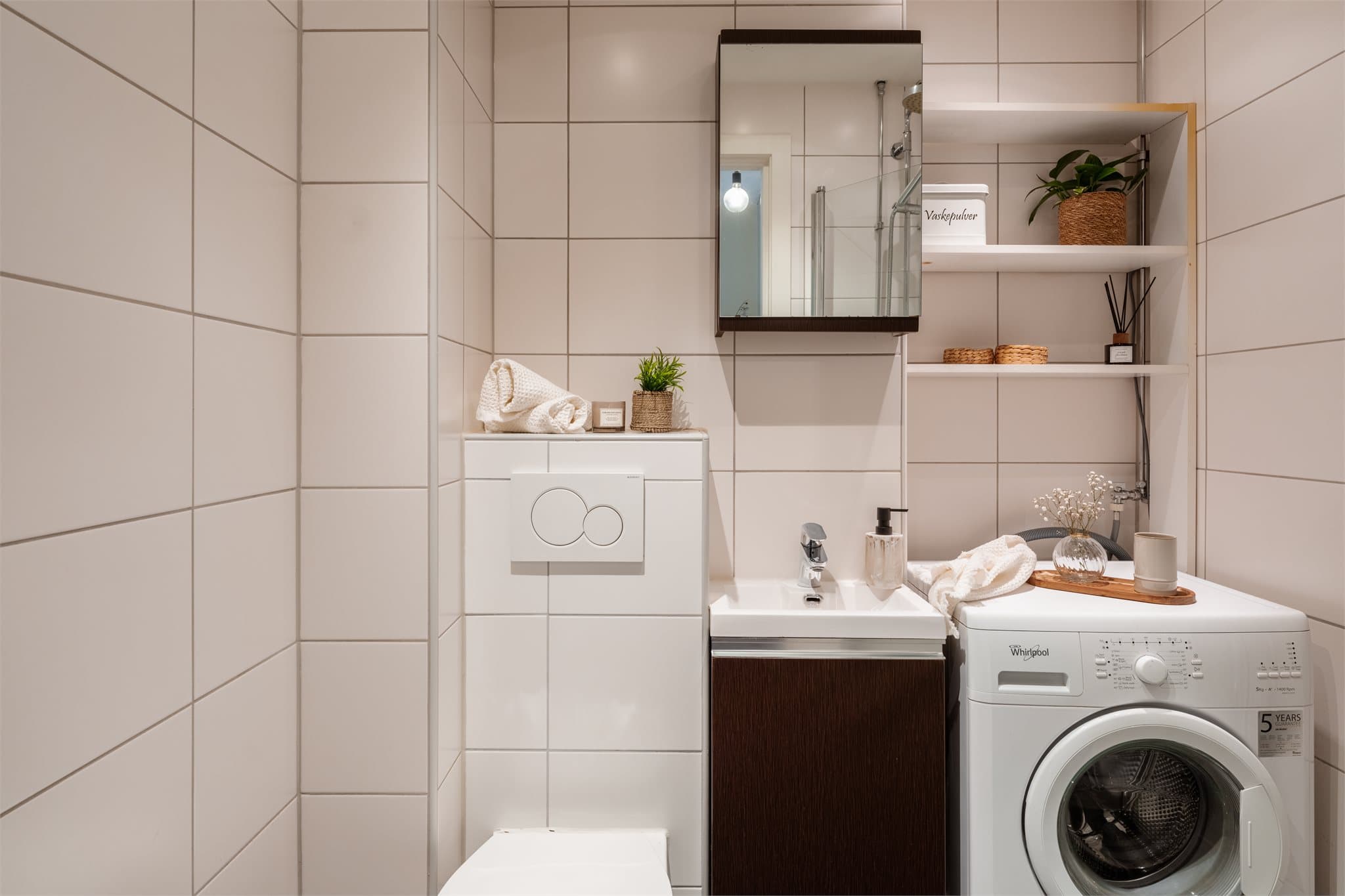 Leiligheten har et flislagt bad som ble pusset opp i regi av borettslaget i 2013.