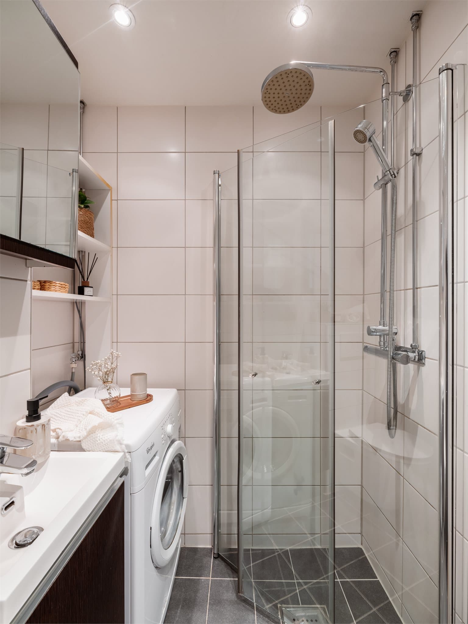 Badet har varmekabler i gulvet, vegghengt toalett og opplegg for vaskemaskin.