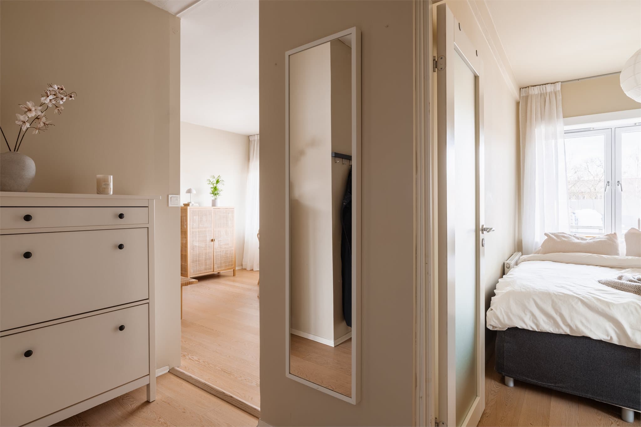 Leiligheten har en lys, åpen og praktisk entré som gir adkomst til samtlige av leilighetens rom.