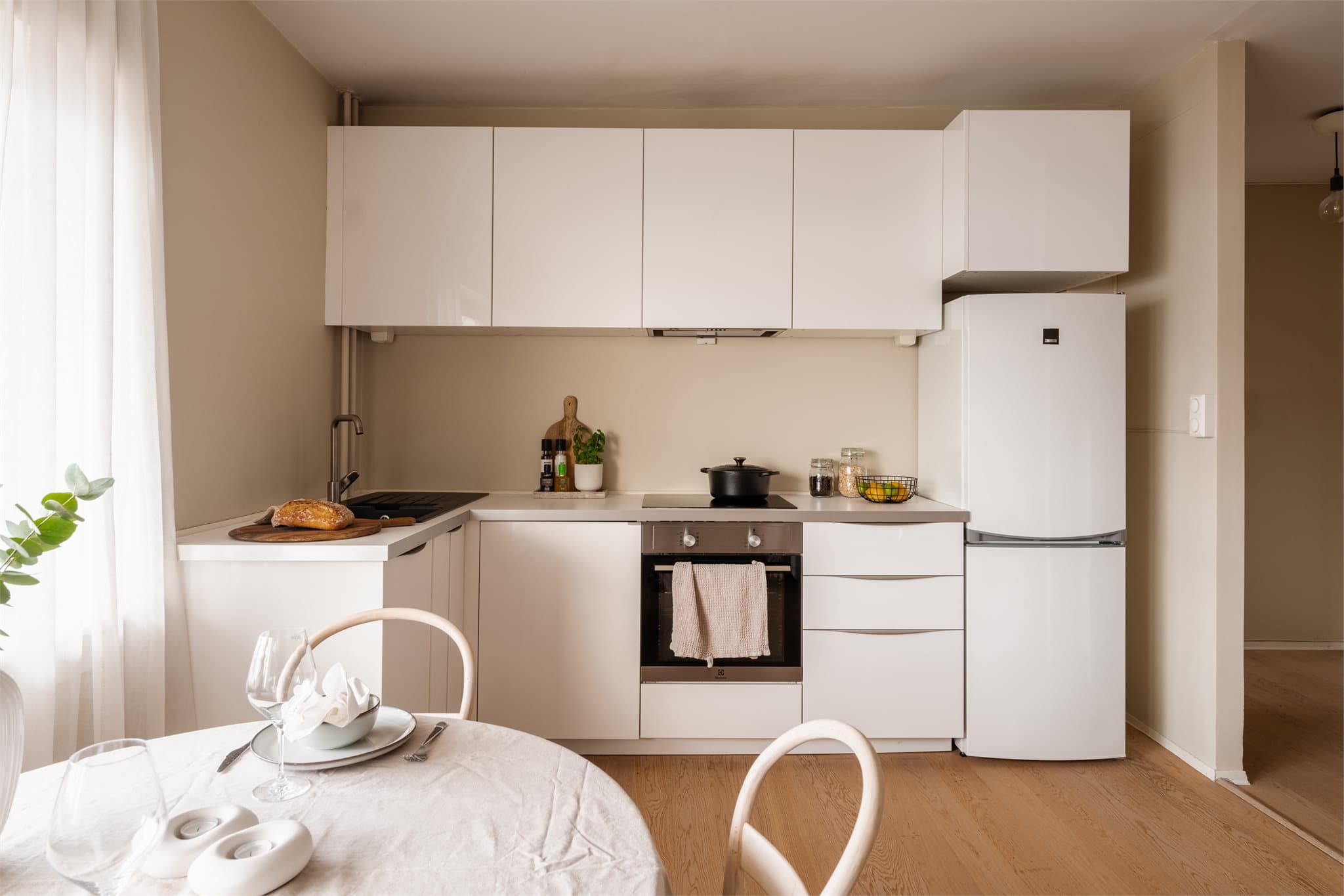 Kjøkkenet er utstyrt med integrert platetopp, stekeovn og oppvaskmaskin. Kjøleskapet er frittstående.