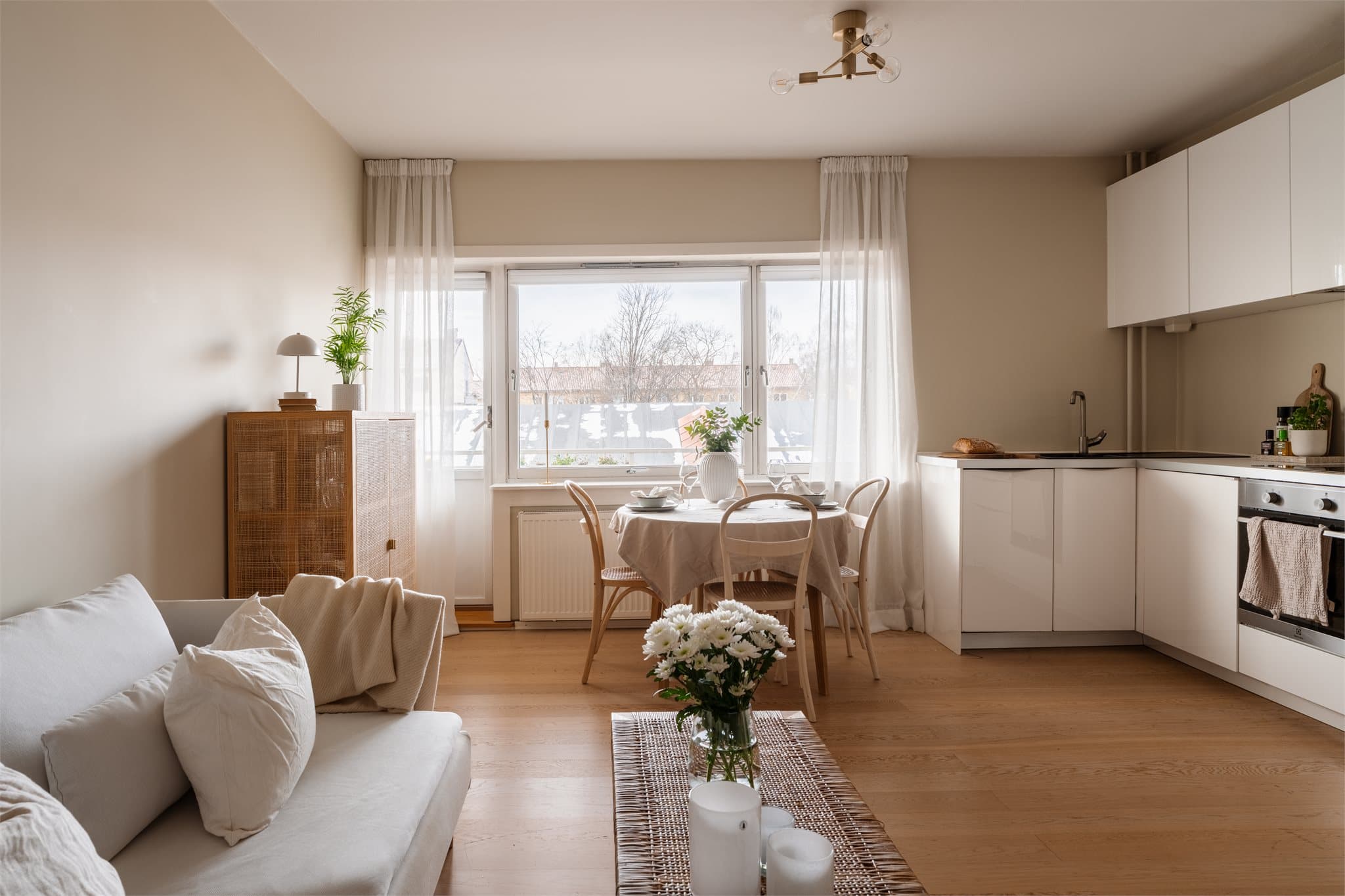 Leiligheten har gjennomgående parkett på gulv og nylig malte, lyse overflater på vegger og i himling (2025/2026).