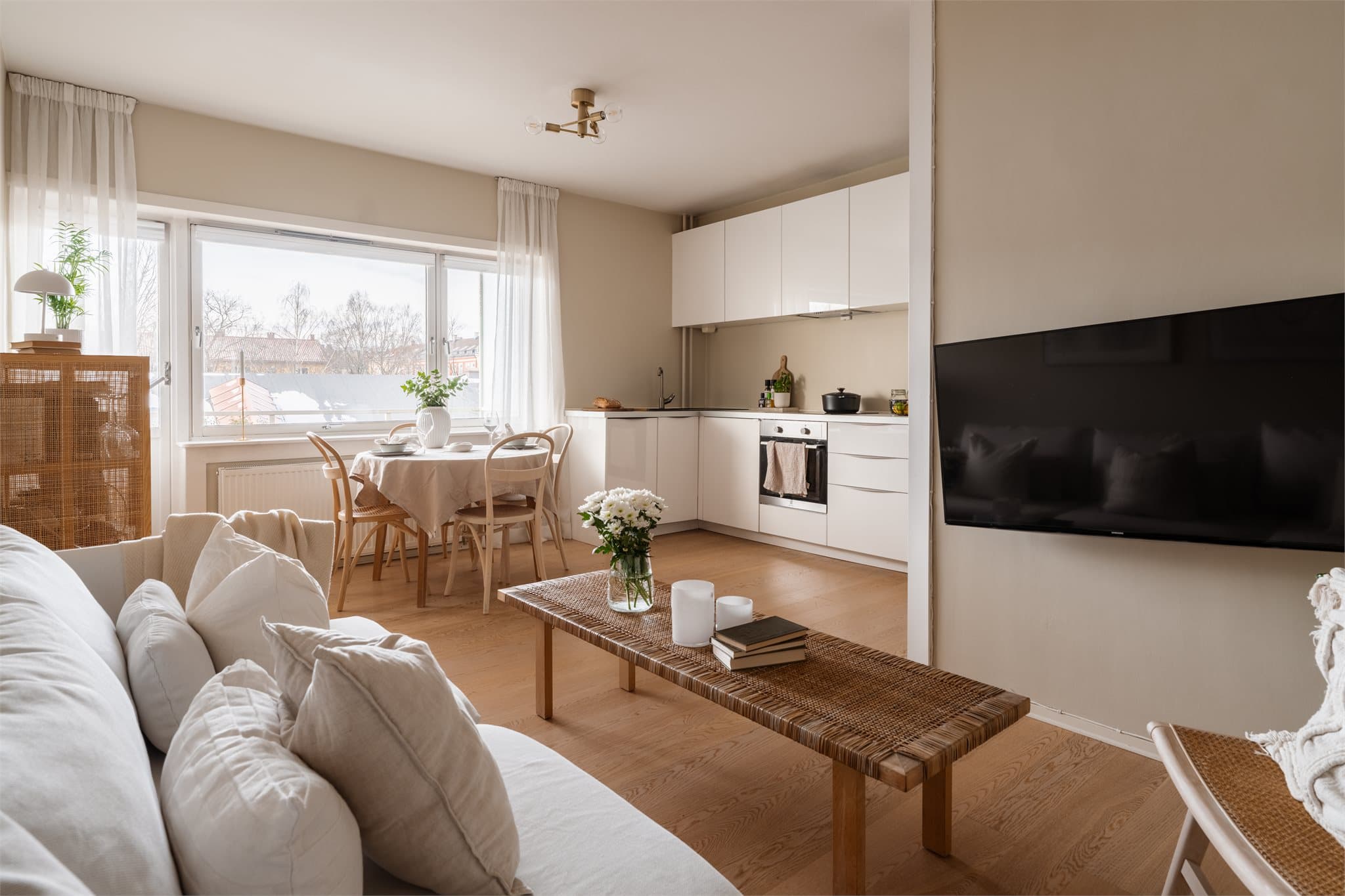 Store vindusflater og en takhøyde på 2,63 meter gir en lys og luftig romfølelse.