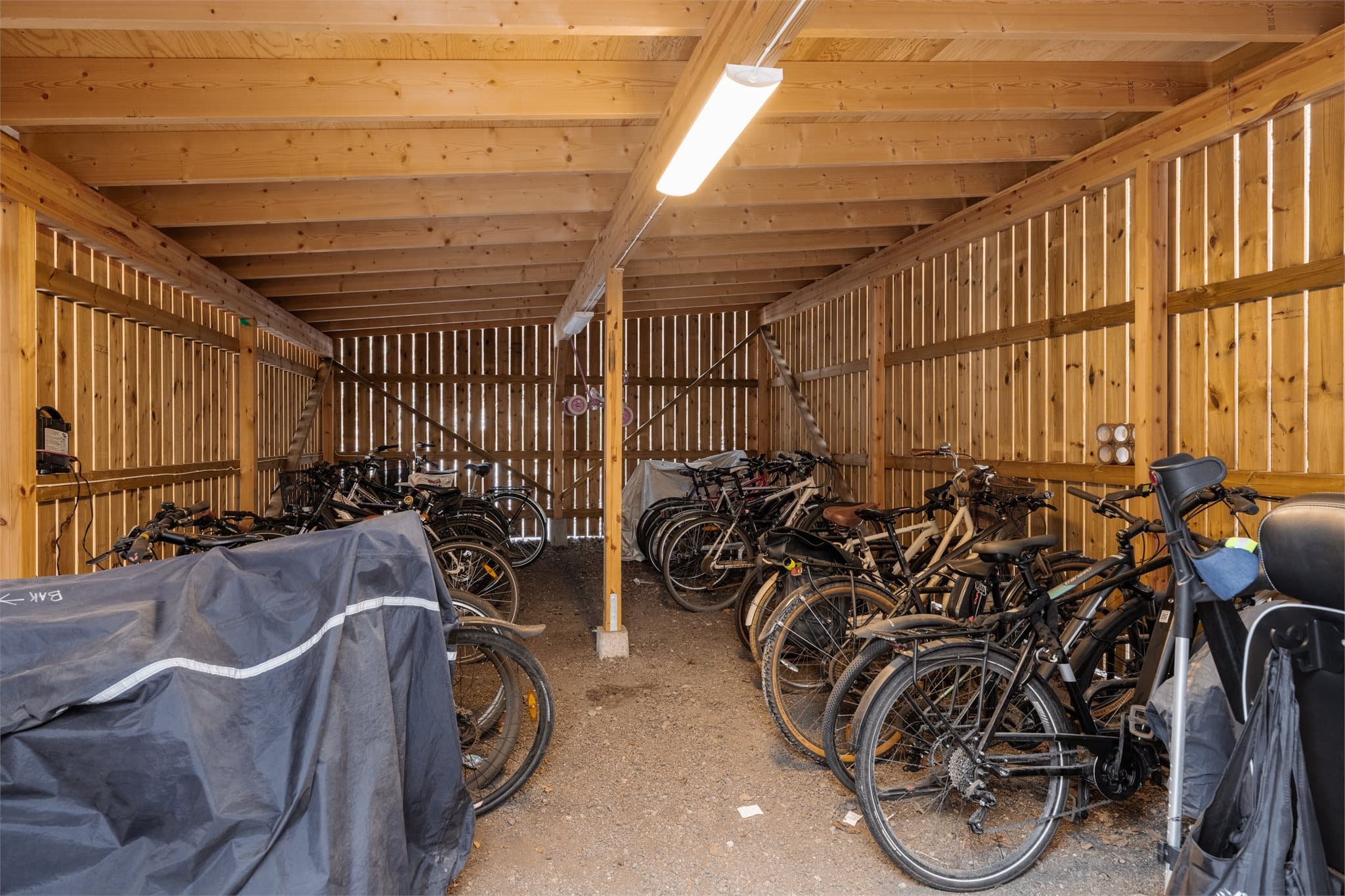 Praktisk og felles sykkelbod for trygg oppbevaring.