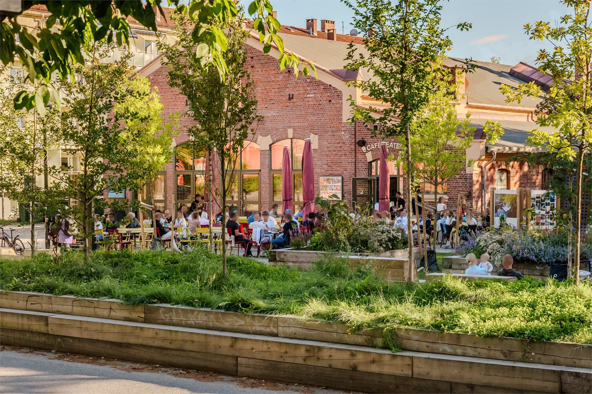 Balkongen vender mot Trikkestallen - Égal Teater. Et koselig samlingsted med god mat og drikke.