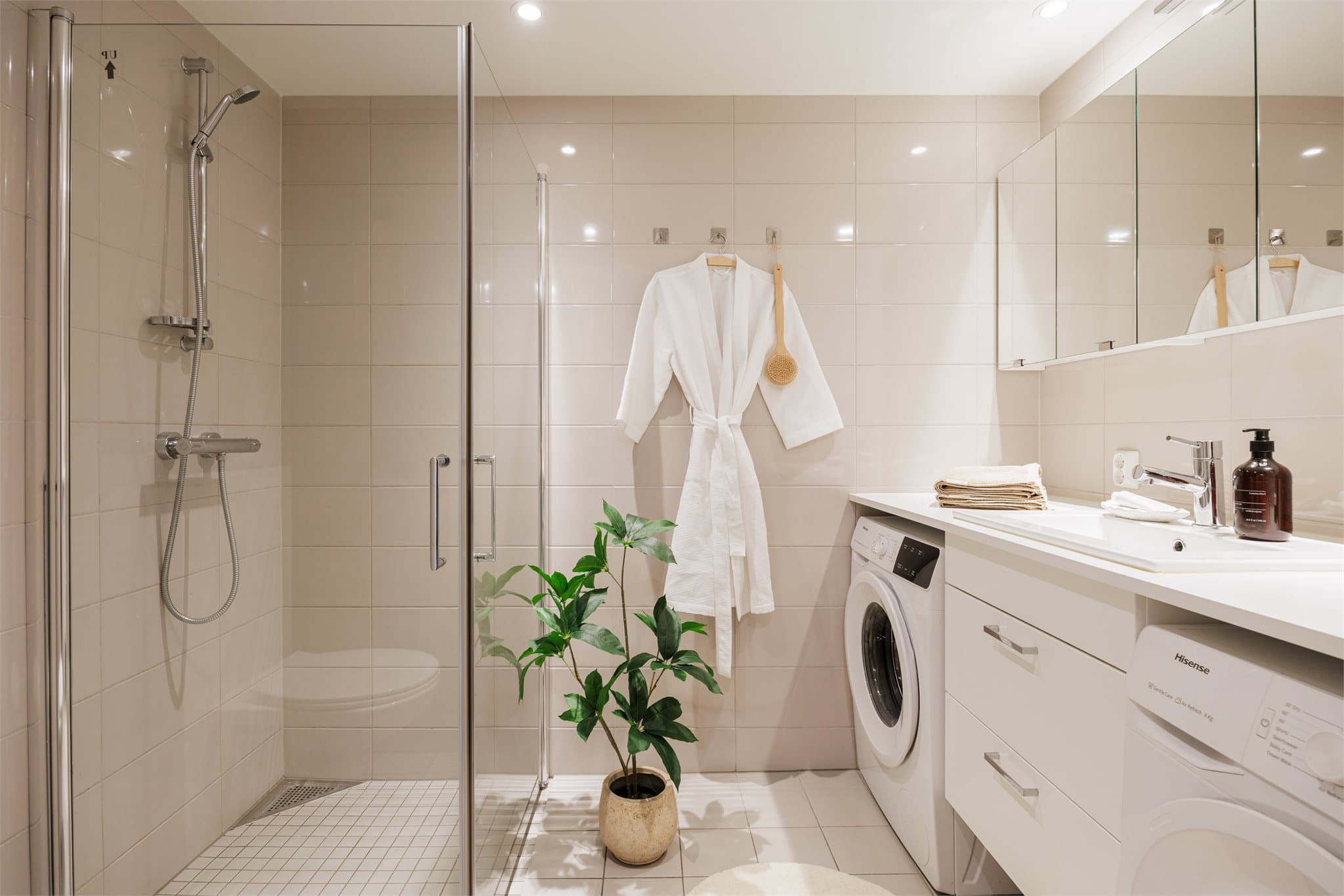 Lekkert baderom med moderne farger på fliser, gulvvarme og downlights.