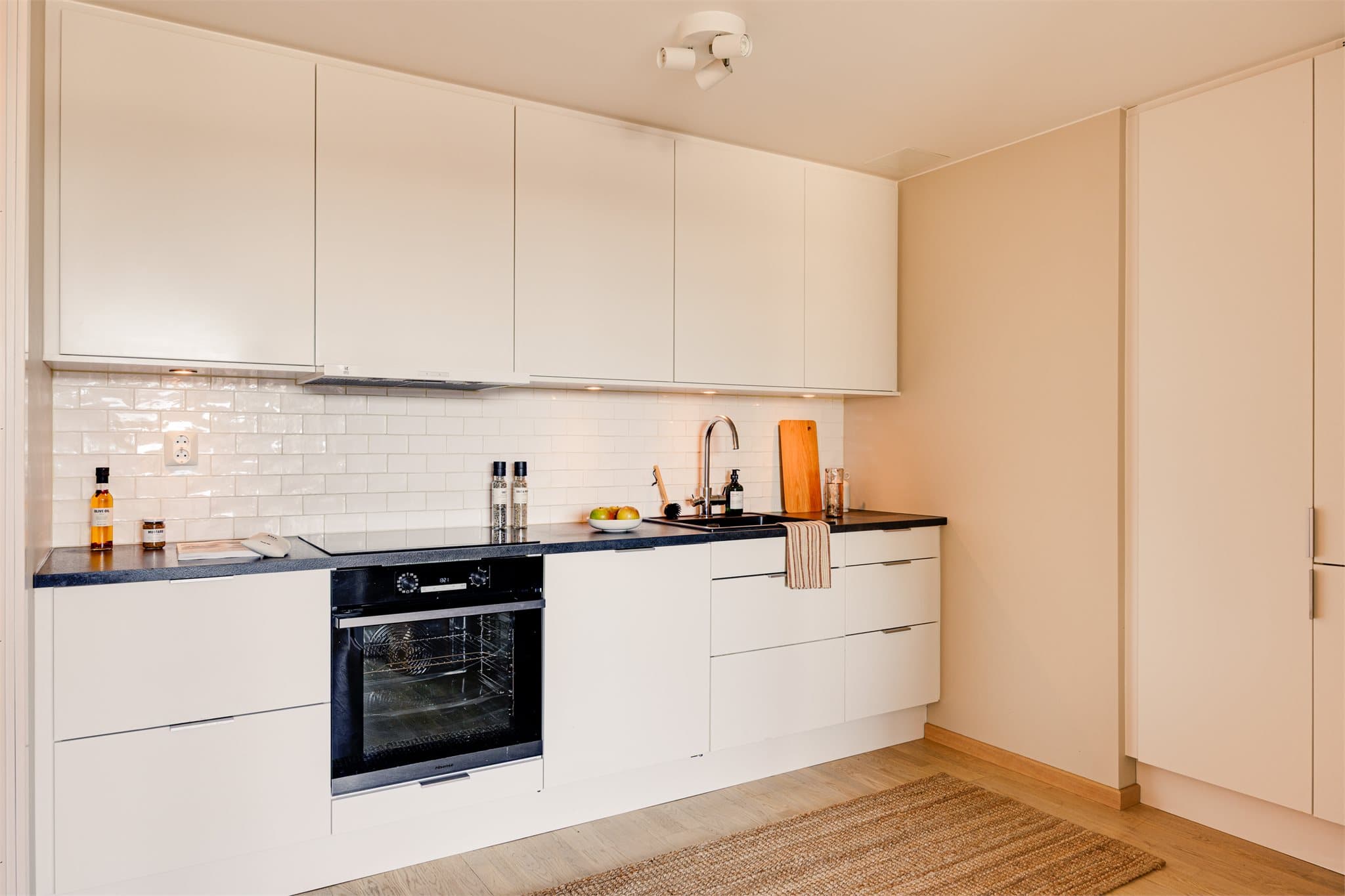 Godt med skap- og benkeplass gir rikelig med oppbevaringsmuligheter.