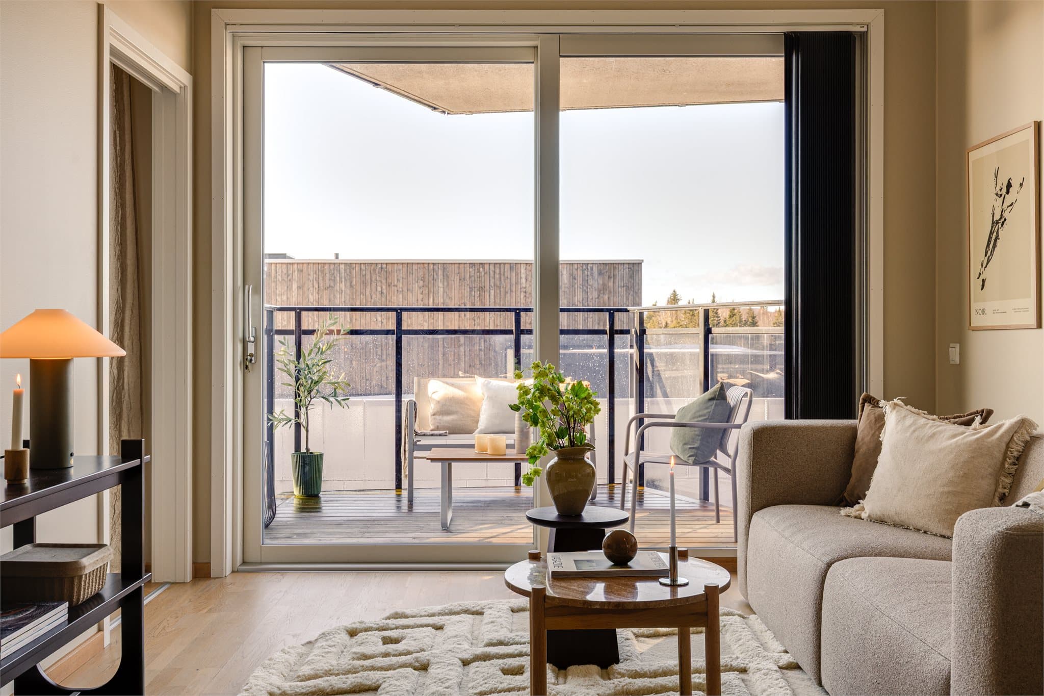 Fra stuen er det utgang til en vestvendt balkong på 7 m².